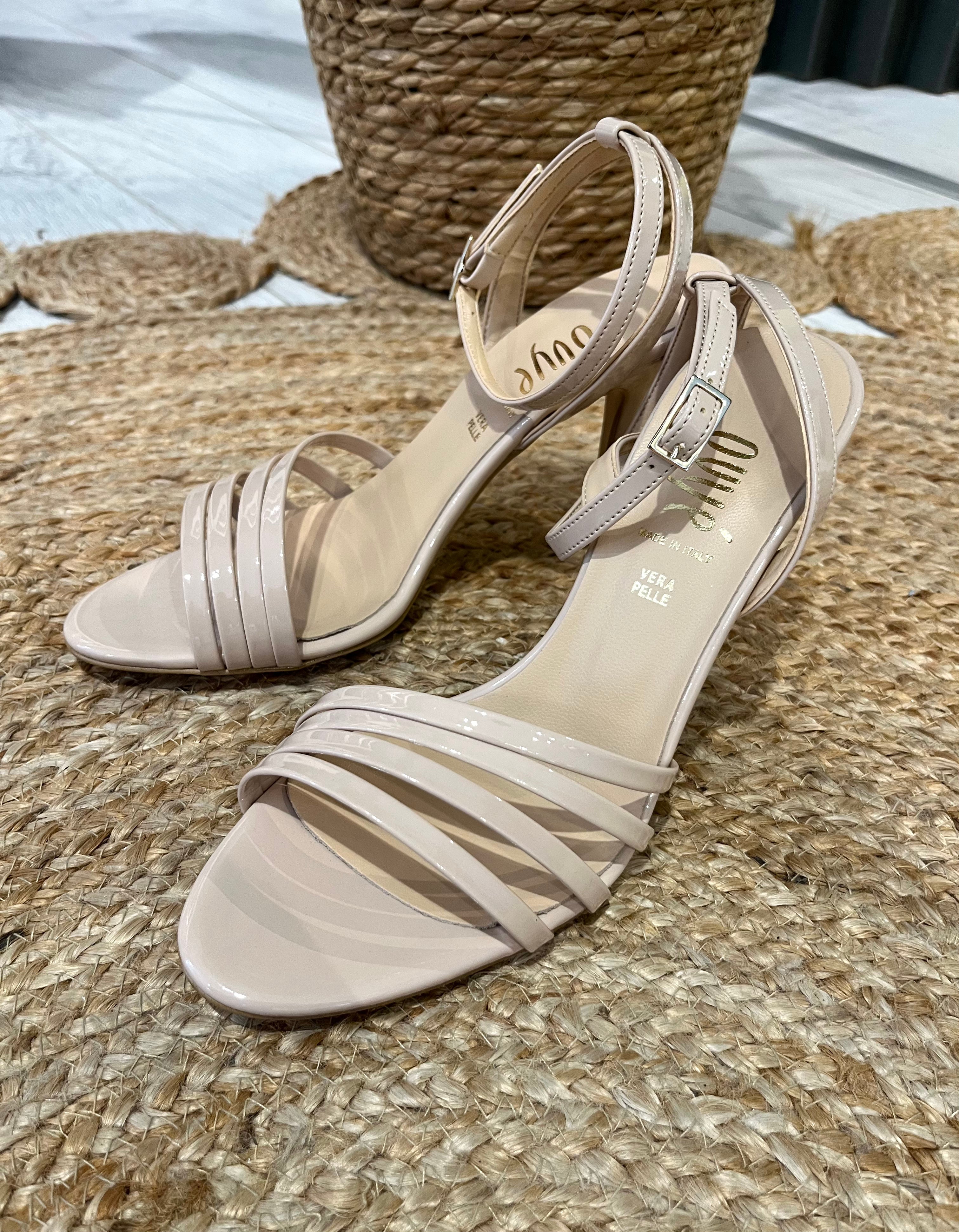 Sandalo in pelle nude