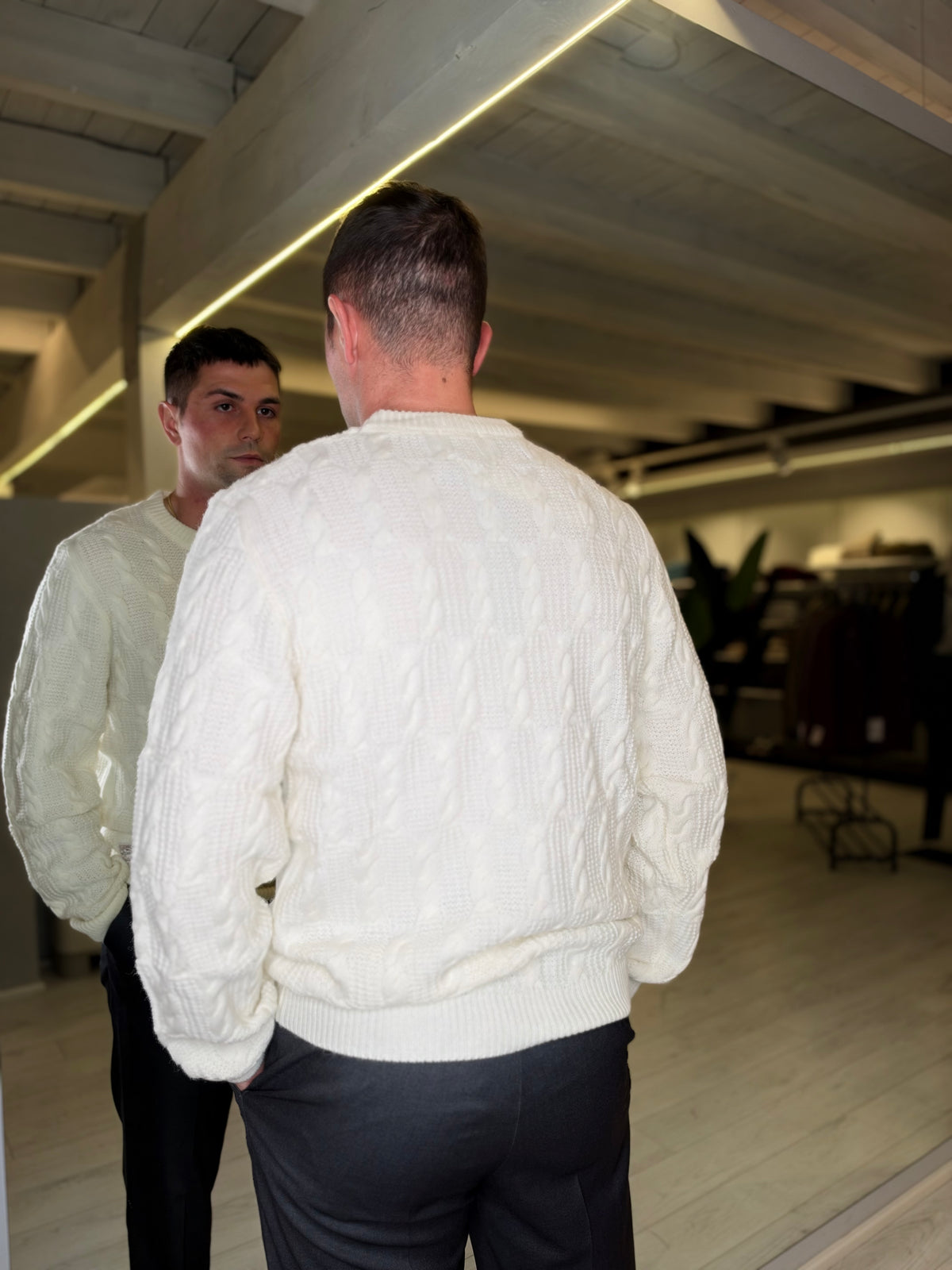 Maglione bianco con trecce