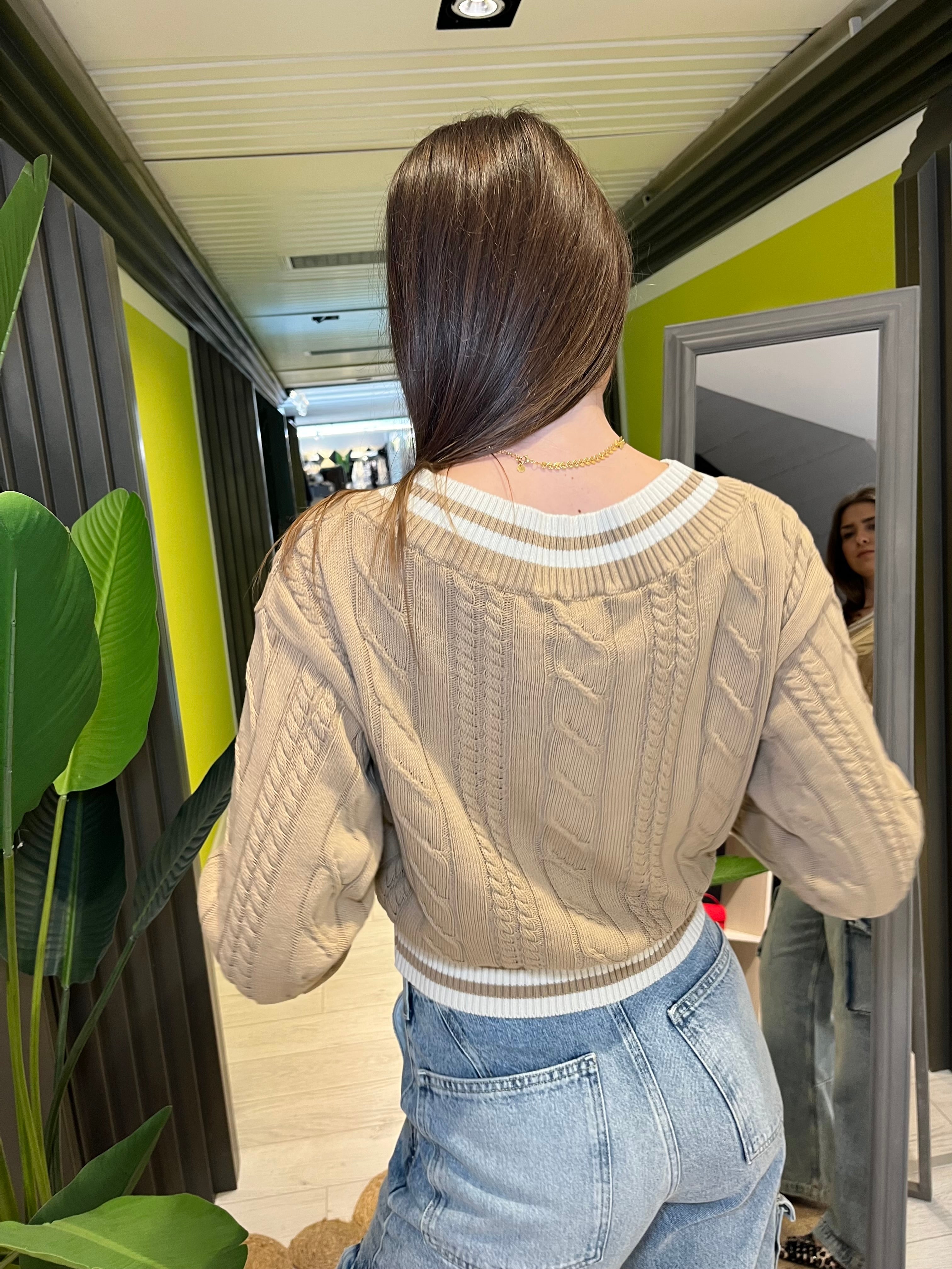 Maglia con trecce a V