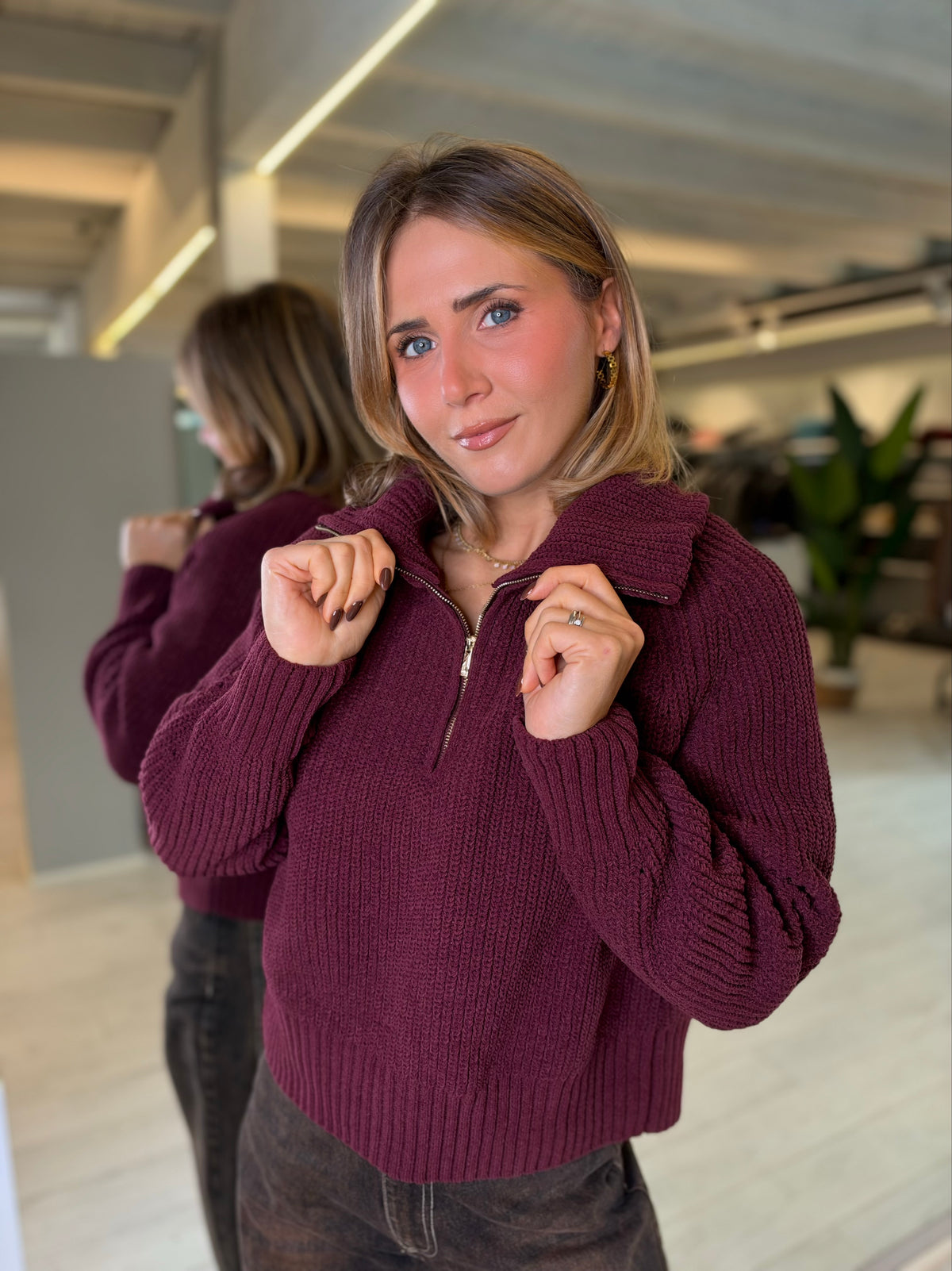 Maglia bordeaux con collo alto