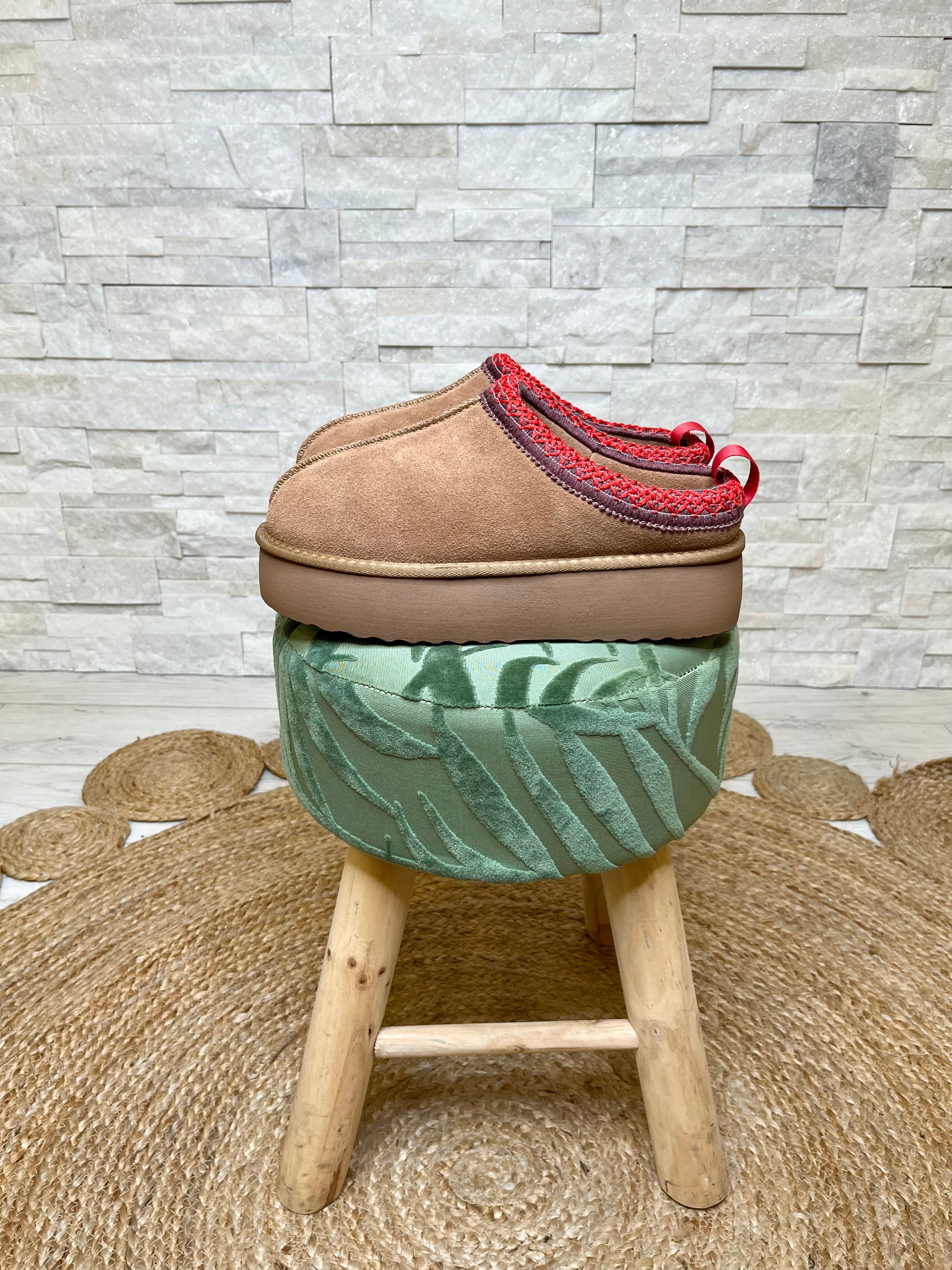 Sabot in suede ricamato platform cammello