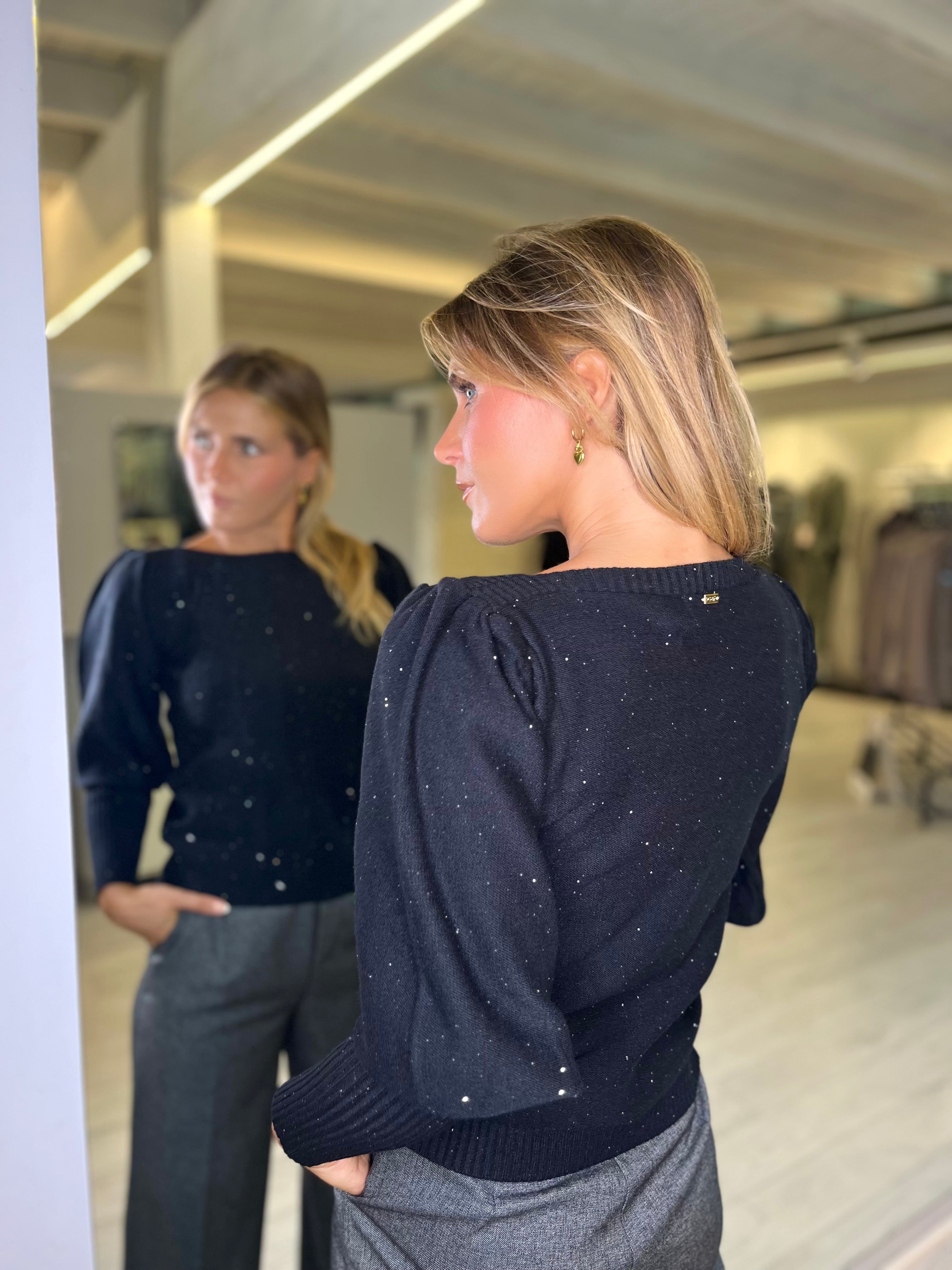 Maglia paricollo con micro paillettes