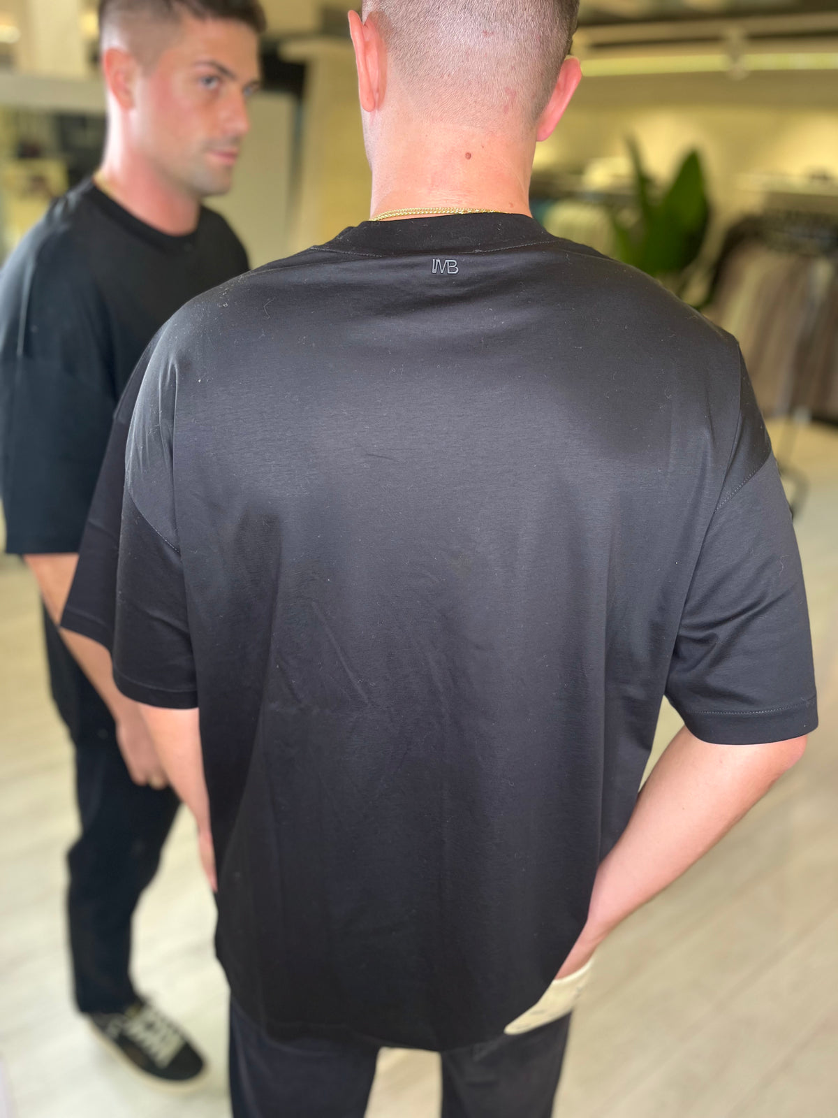 T-shirt over nera girocollo