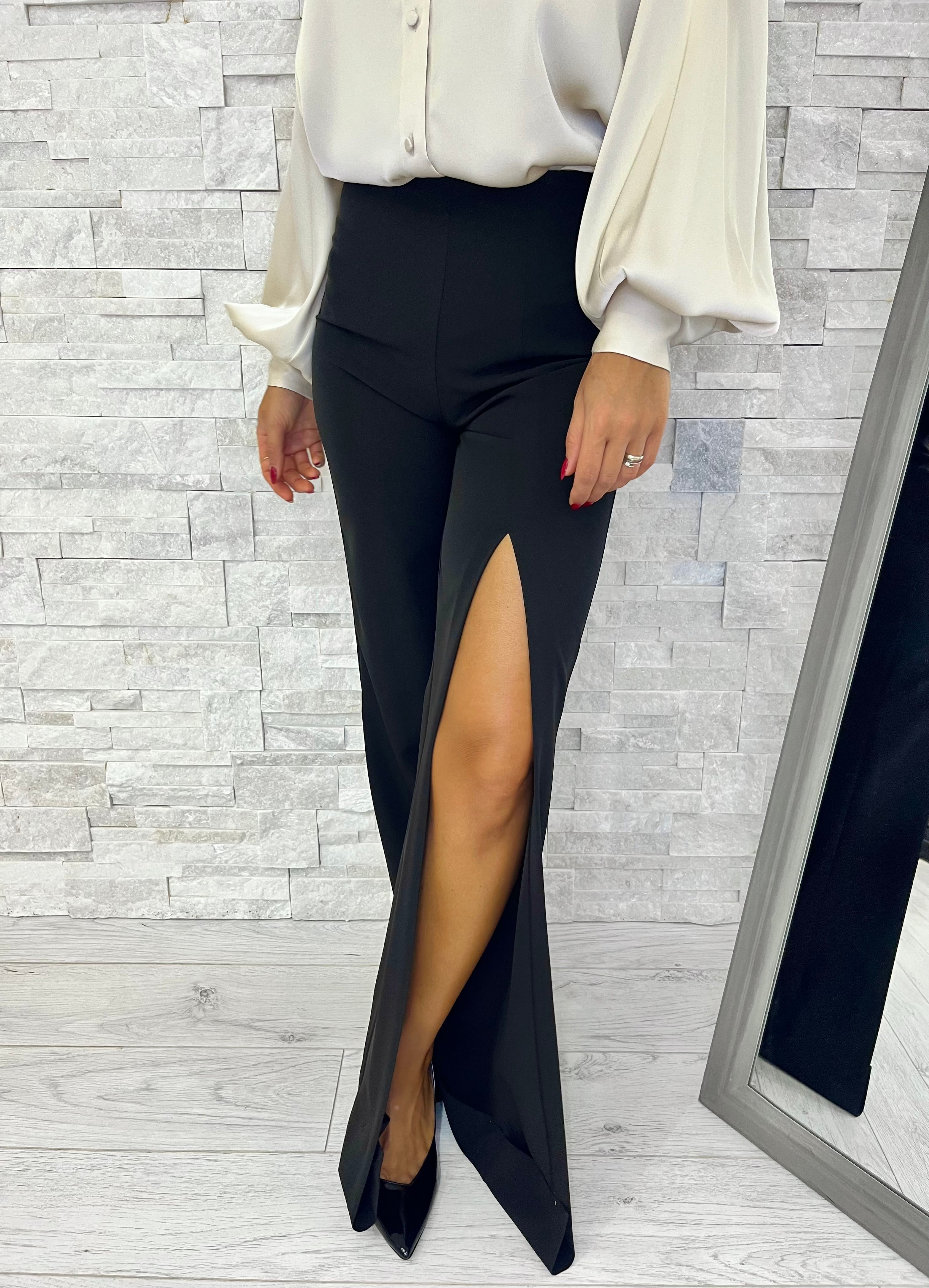 Pantaloni neri a palazzo con maxi spacco