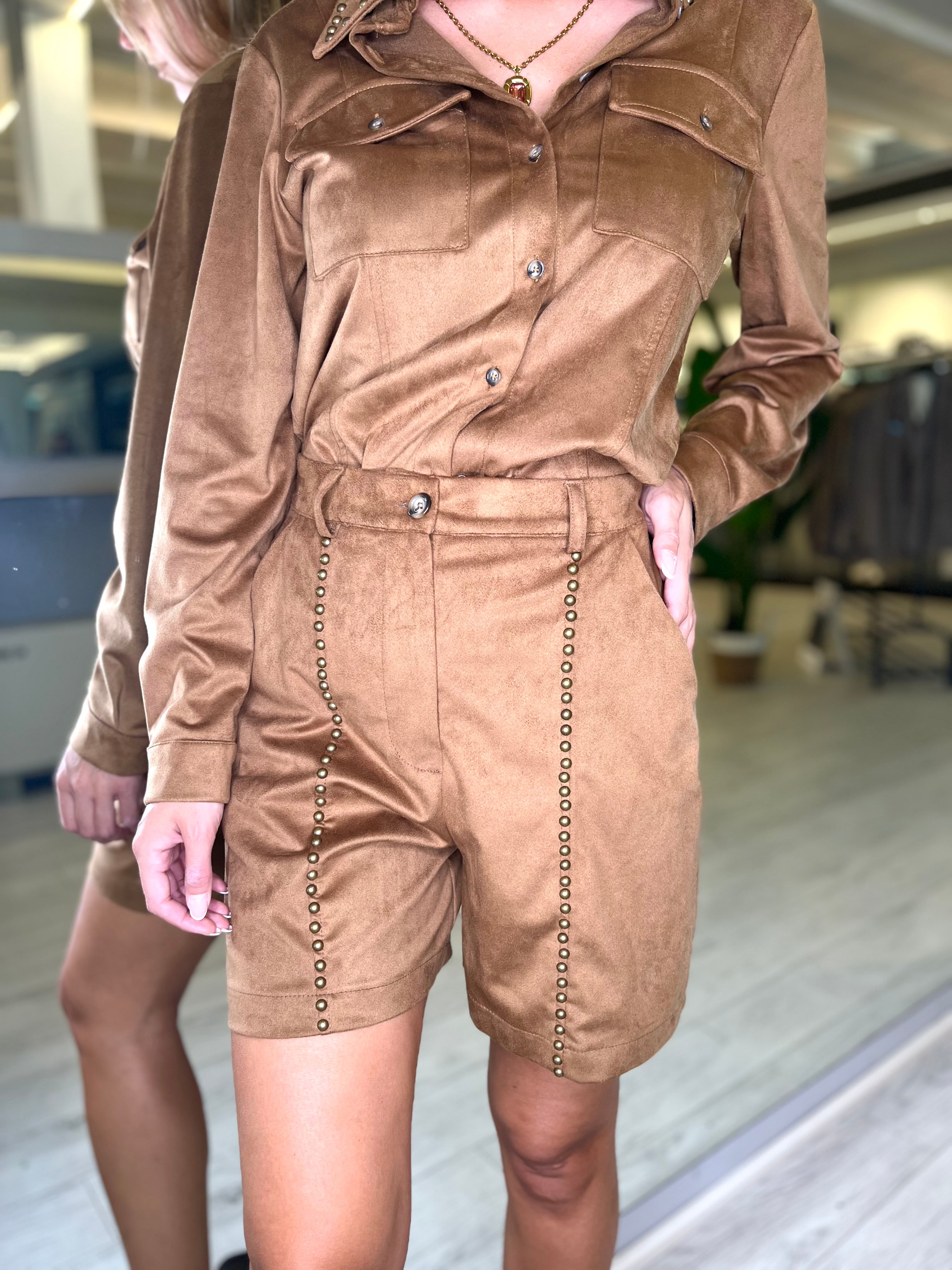 Shorts in suède con borchie tabacco