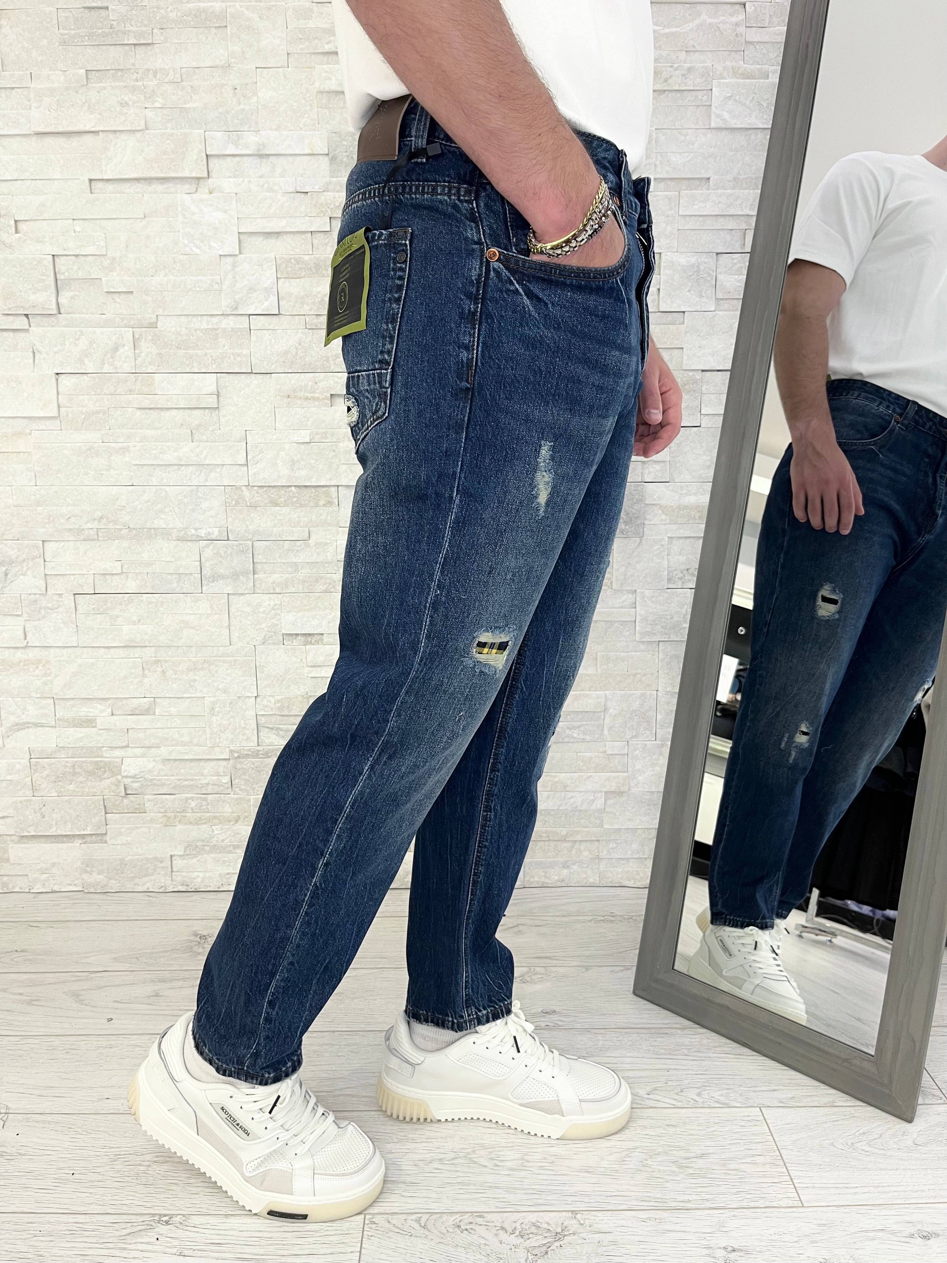 Jeans carrot cropped con strappi