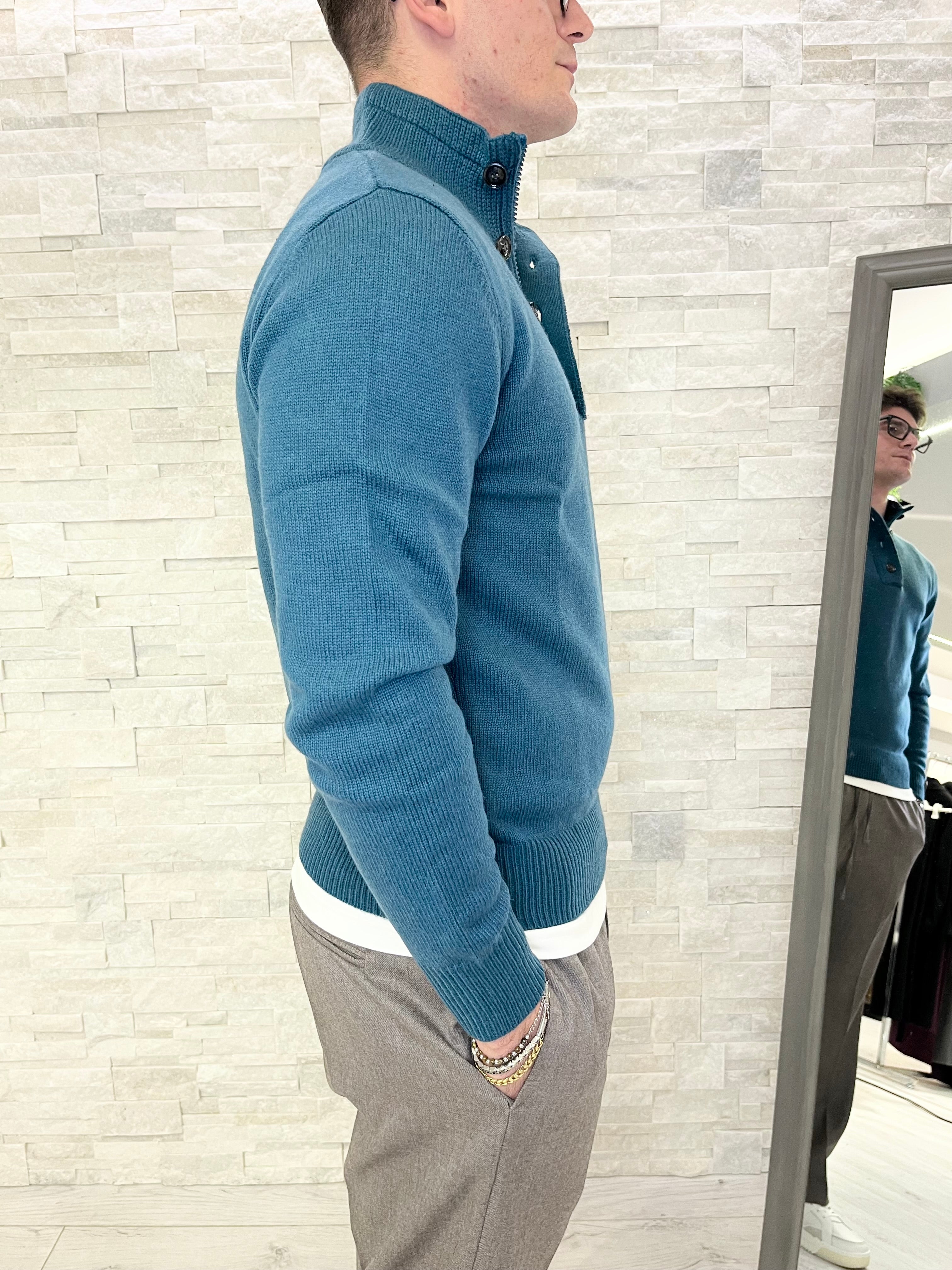 Maglia a collo imbuto con bottoni e zip