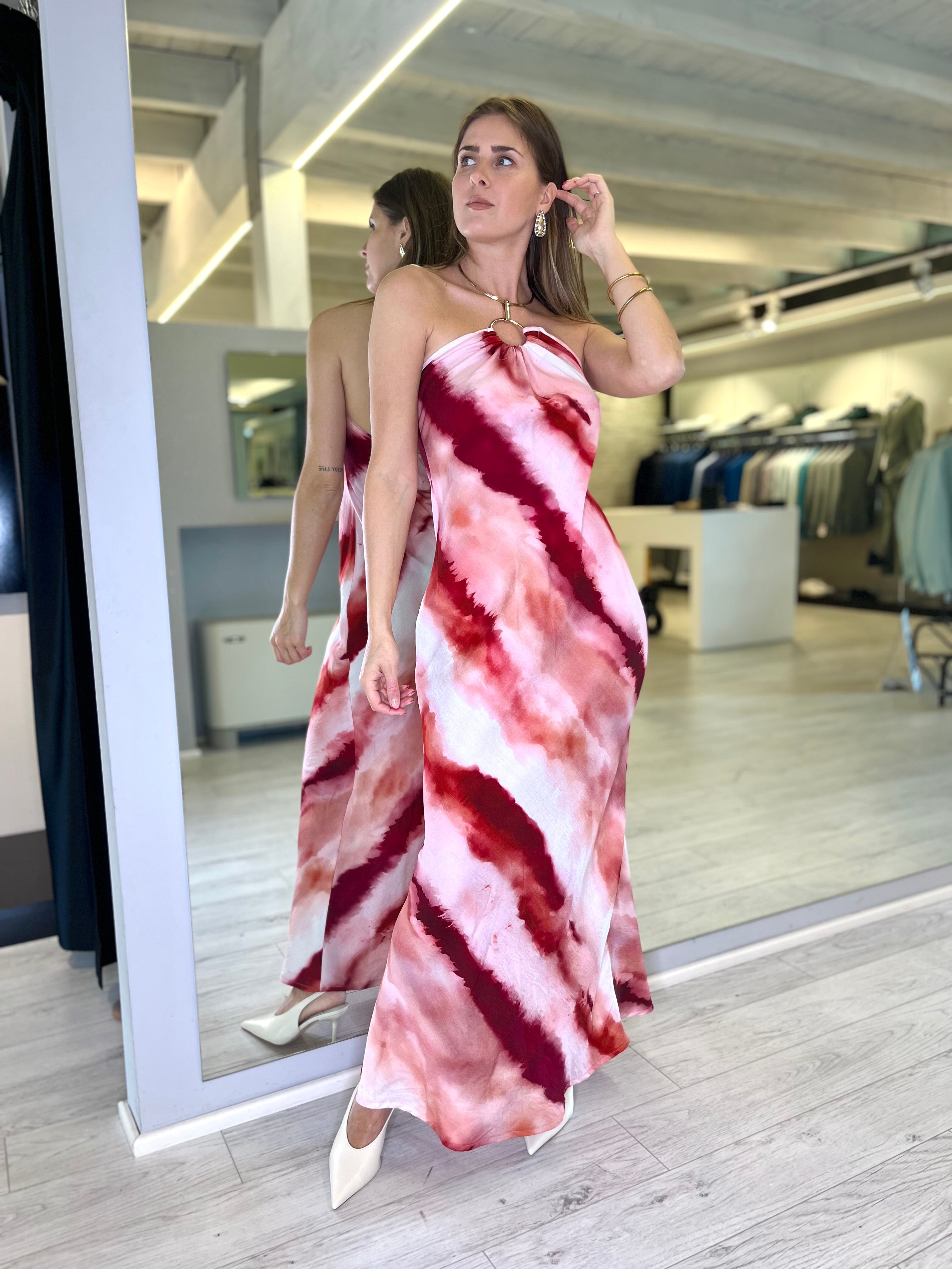 Abito lungo con collana dorata