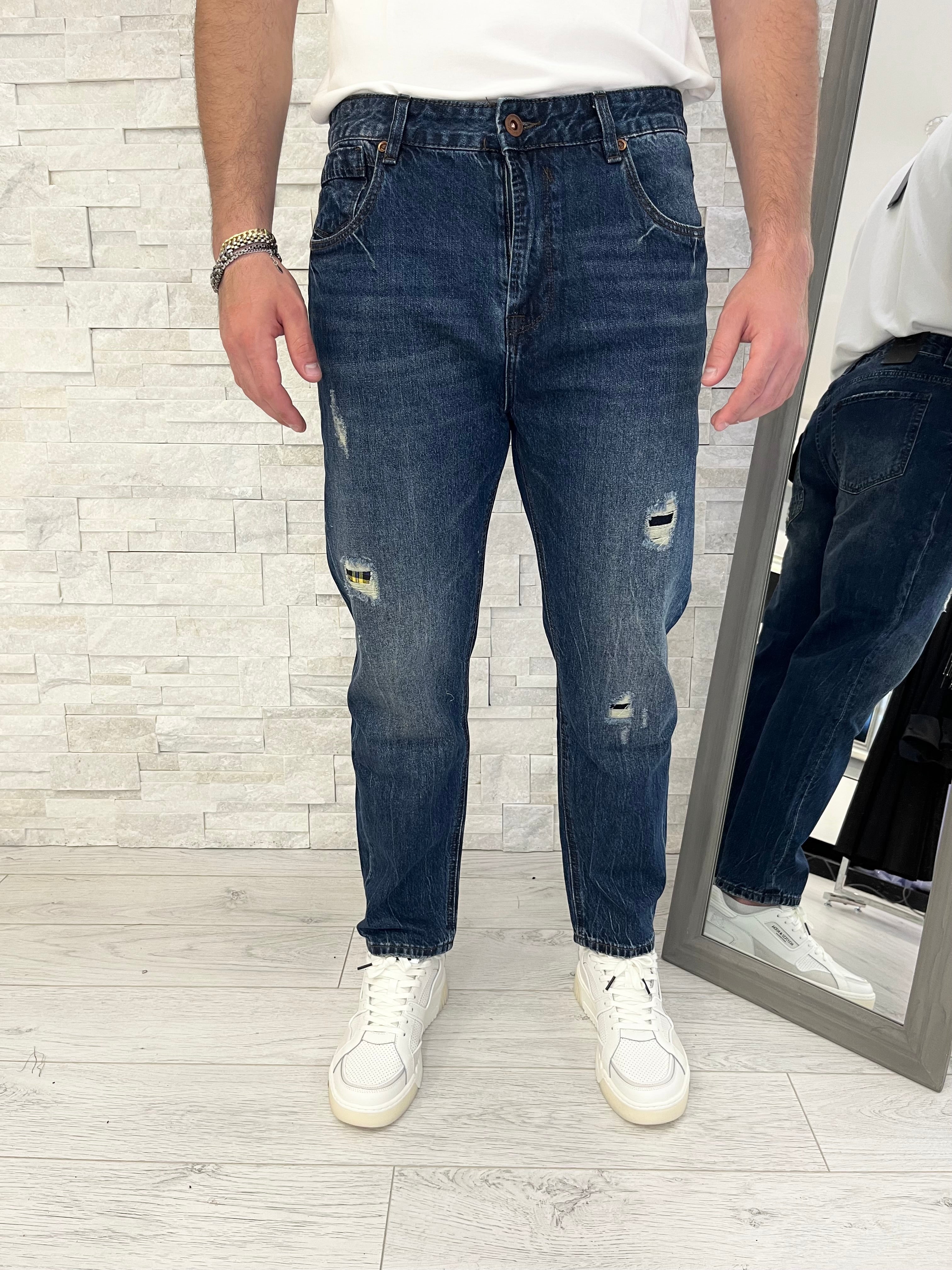 Jeans carrot cropped con strappi