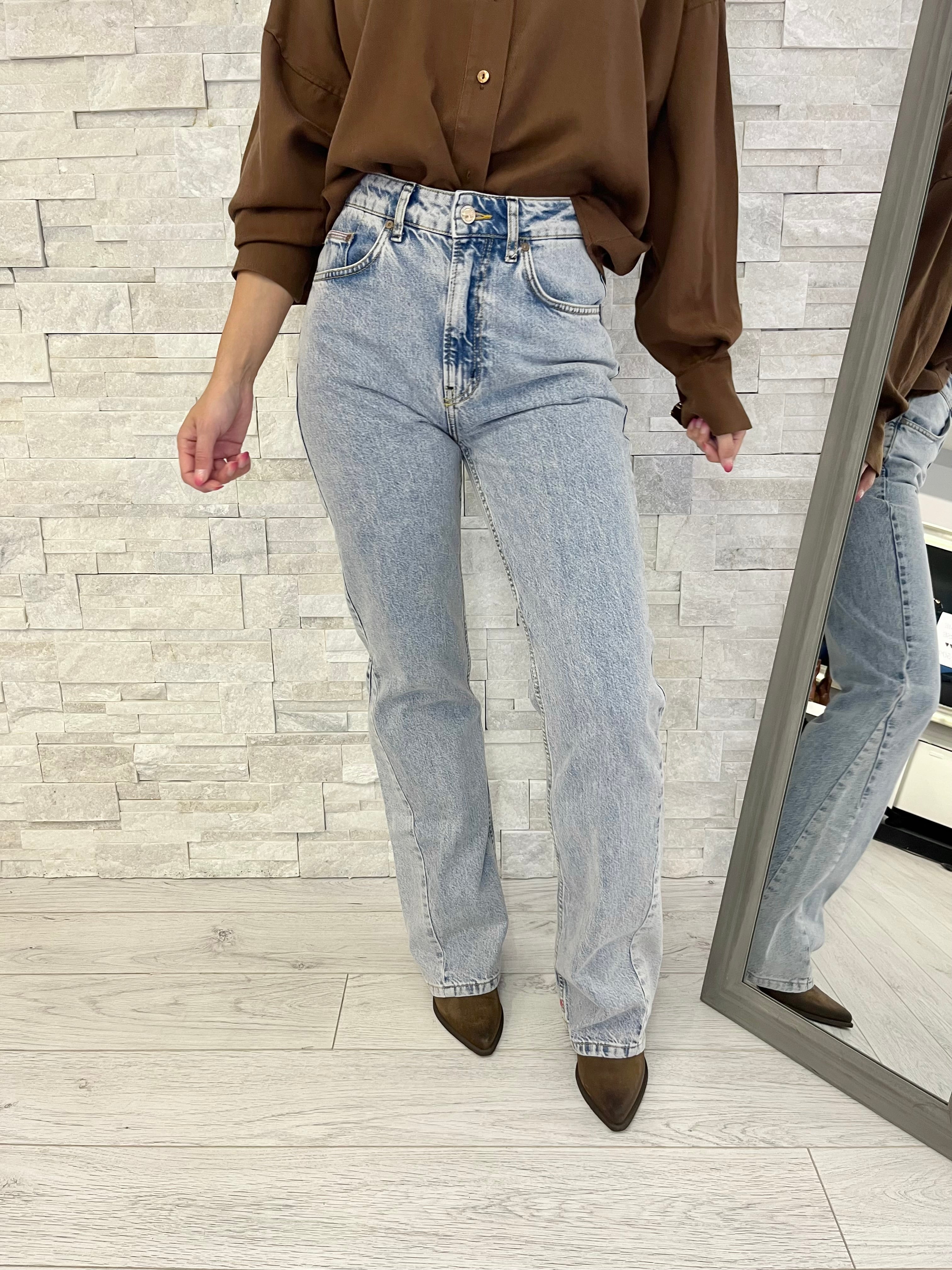 Jeans azzurro modello bootcut