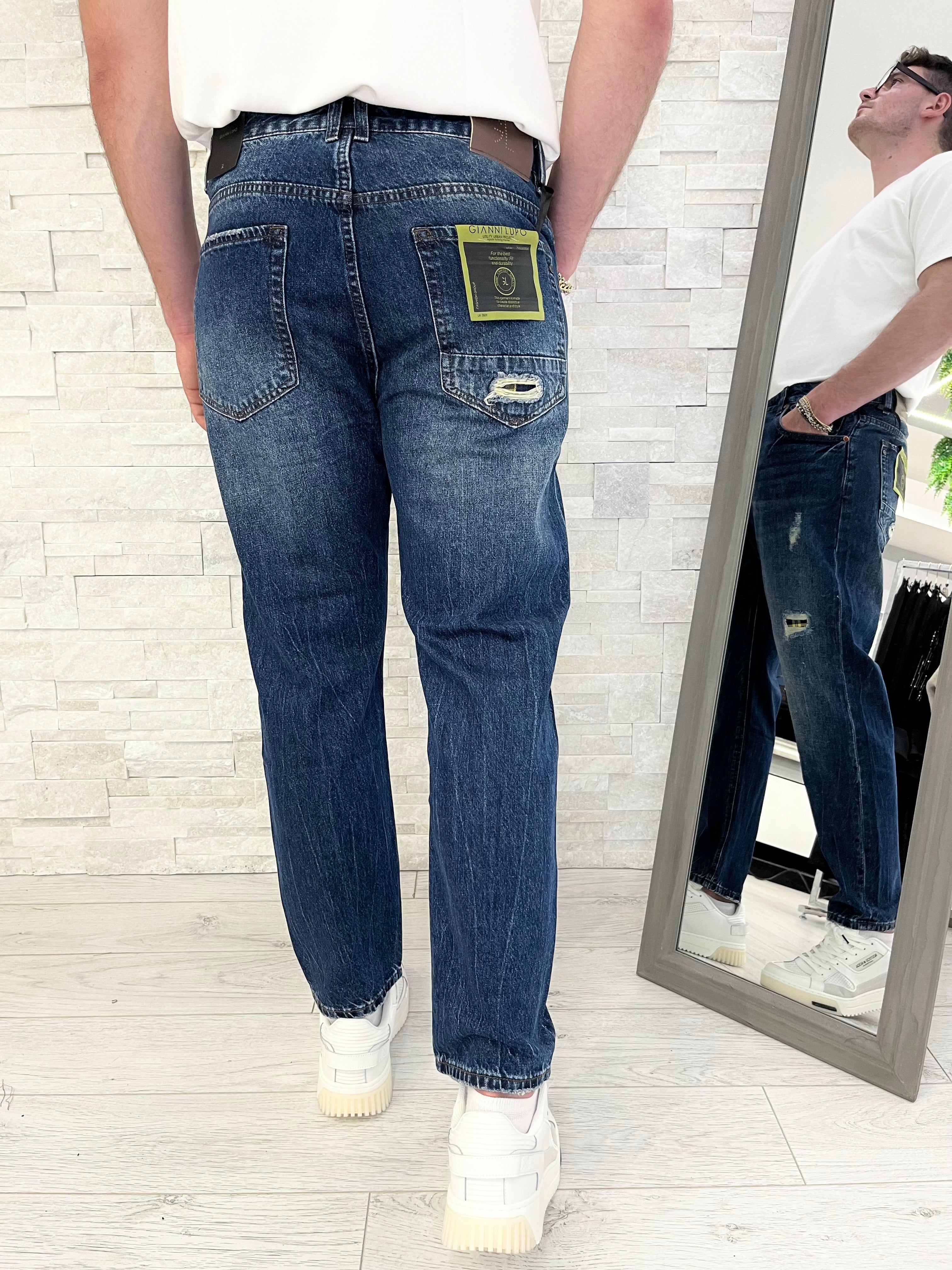 Jeans carrot cropped con strappi