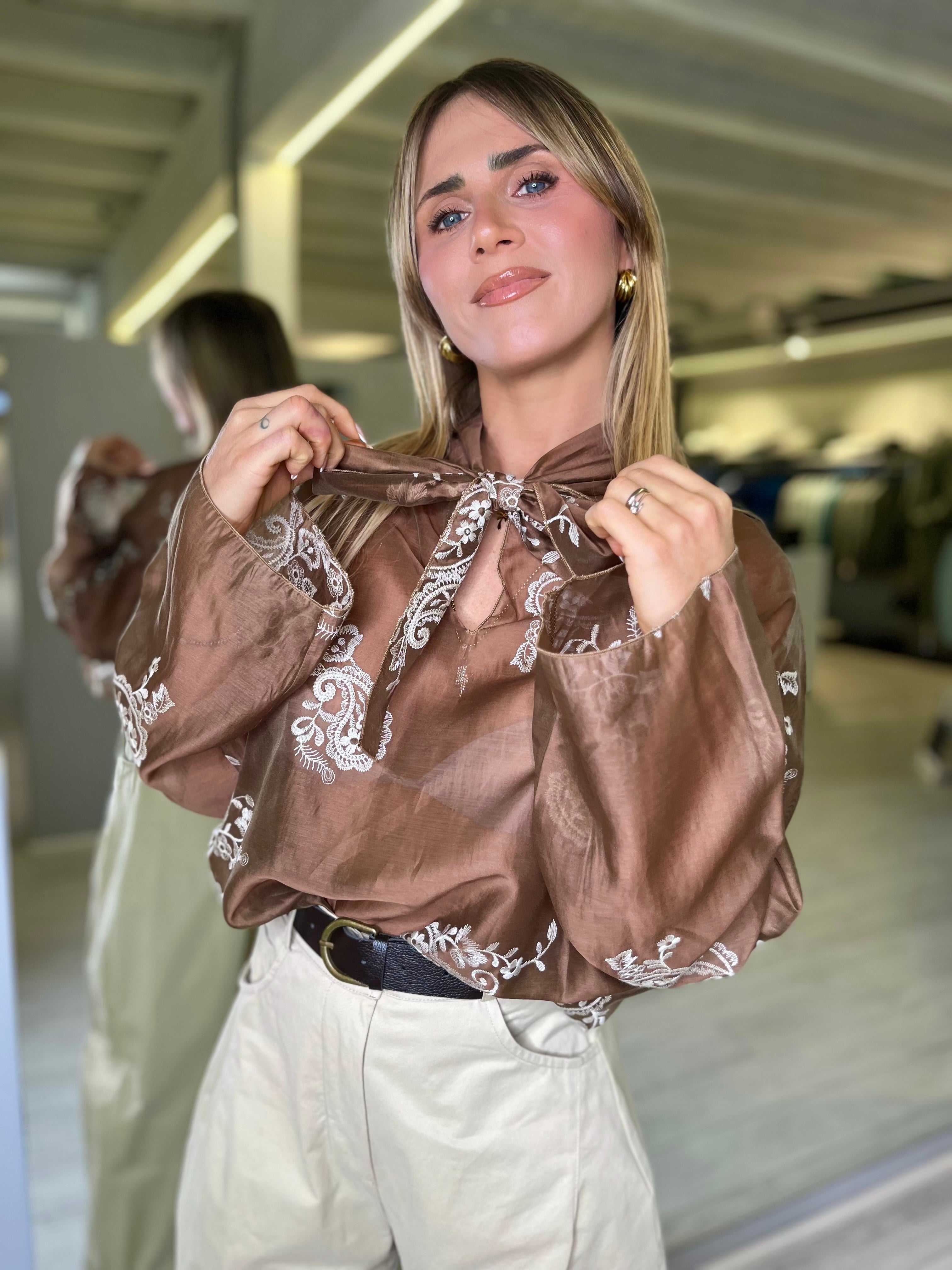 Blusa semitrasparente con ricami