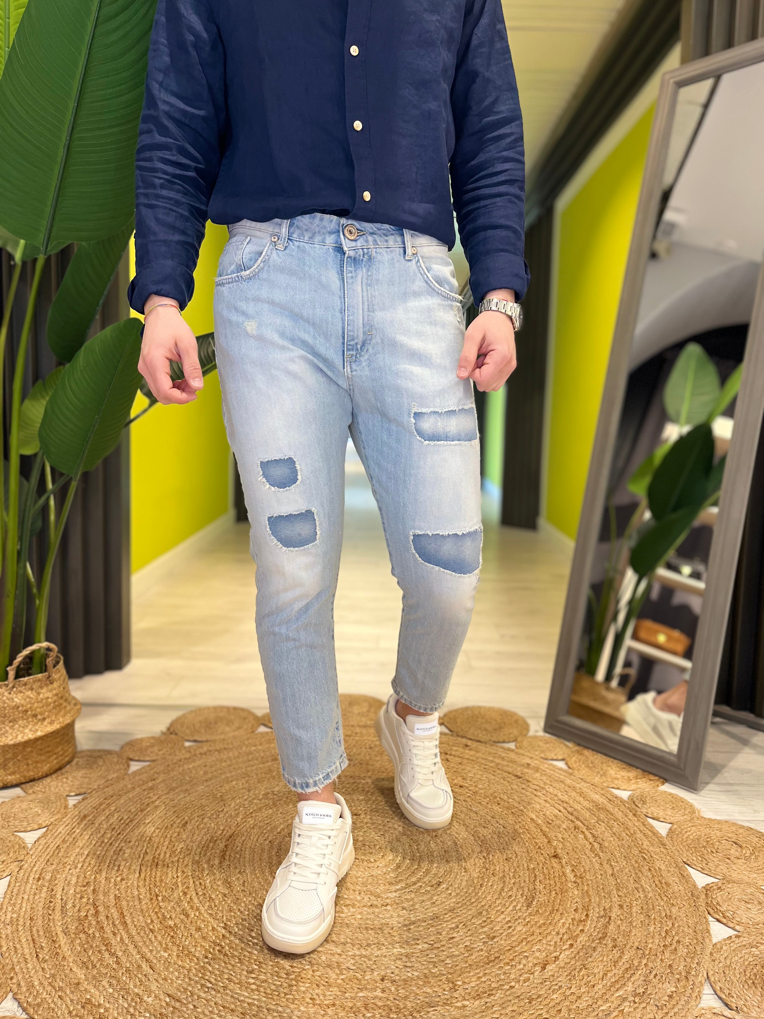 Jeans denim bleached con rotture