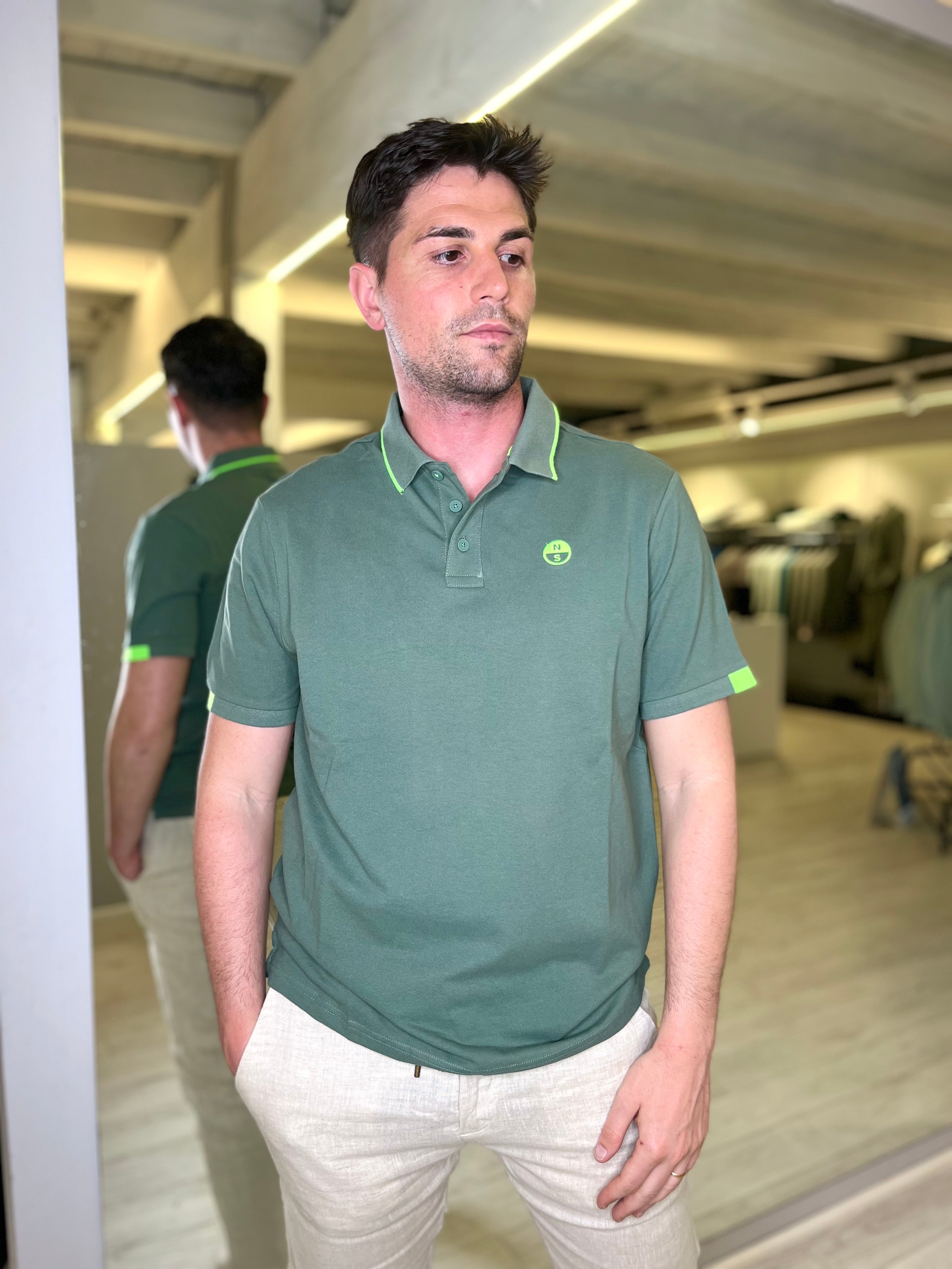 Polo con stampa sul retro del collo