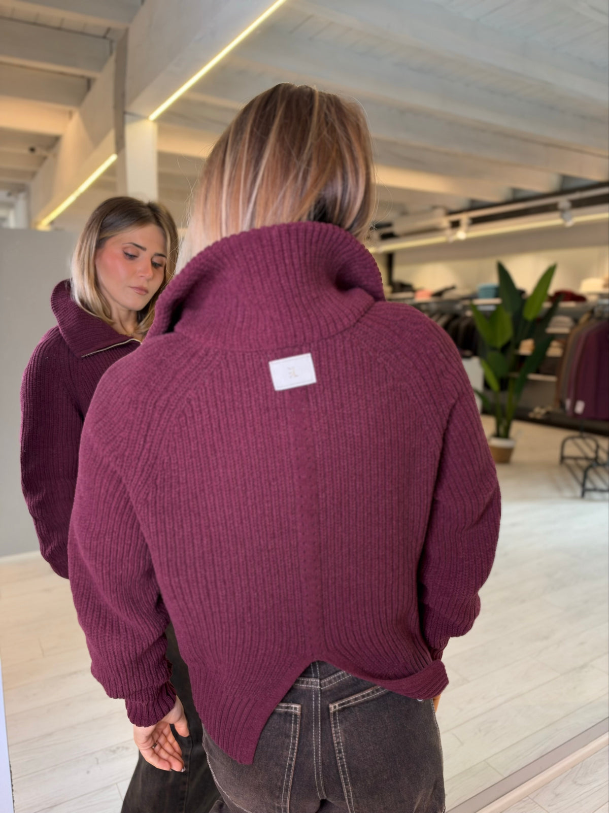 Maglia bordeaux con collo alto