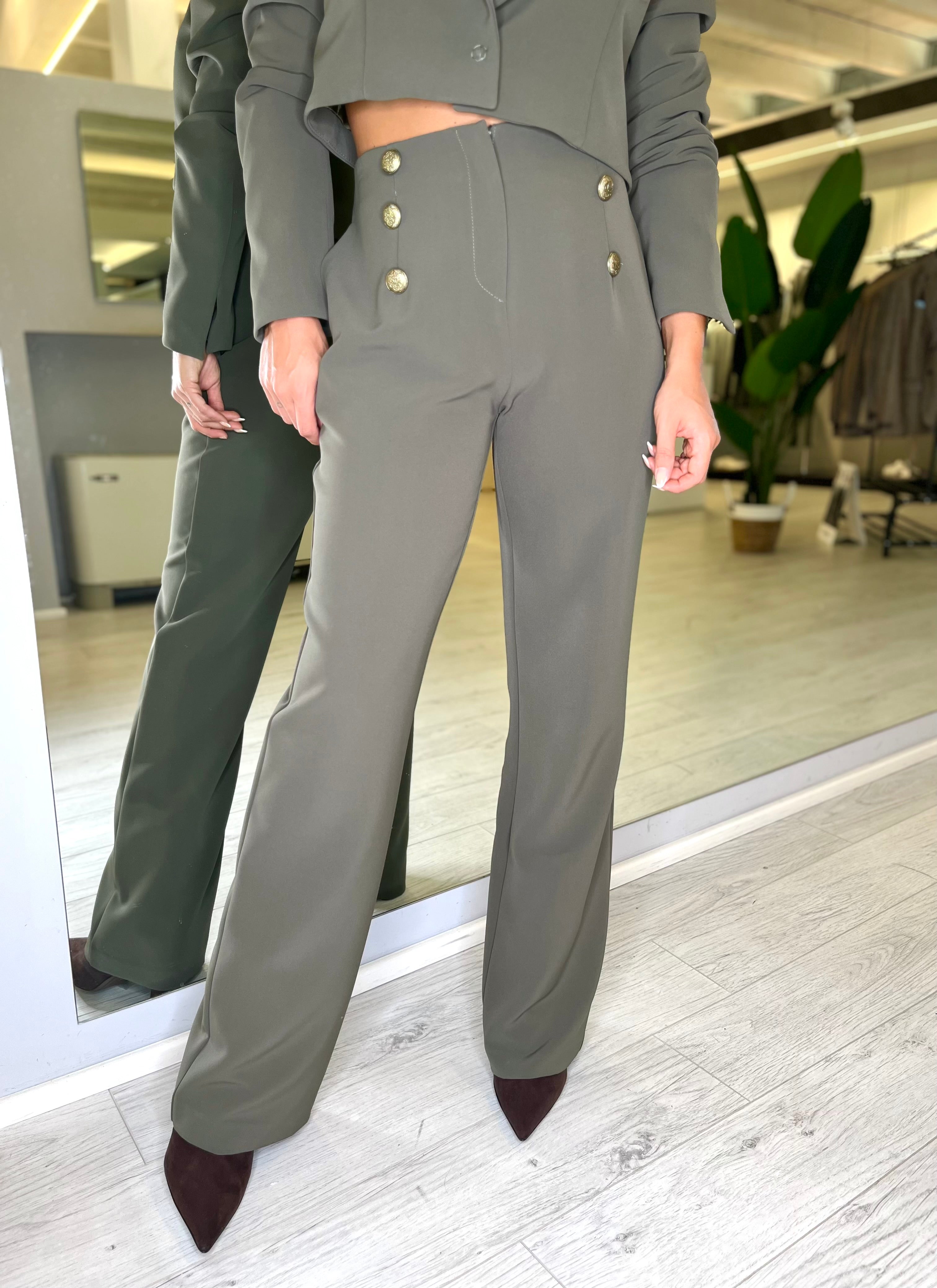 Tailleur verde militare con bottoni oro