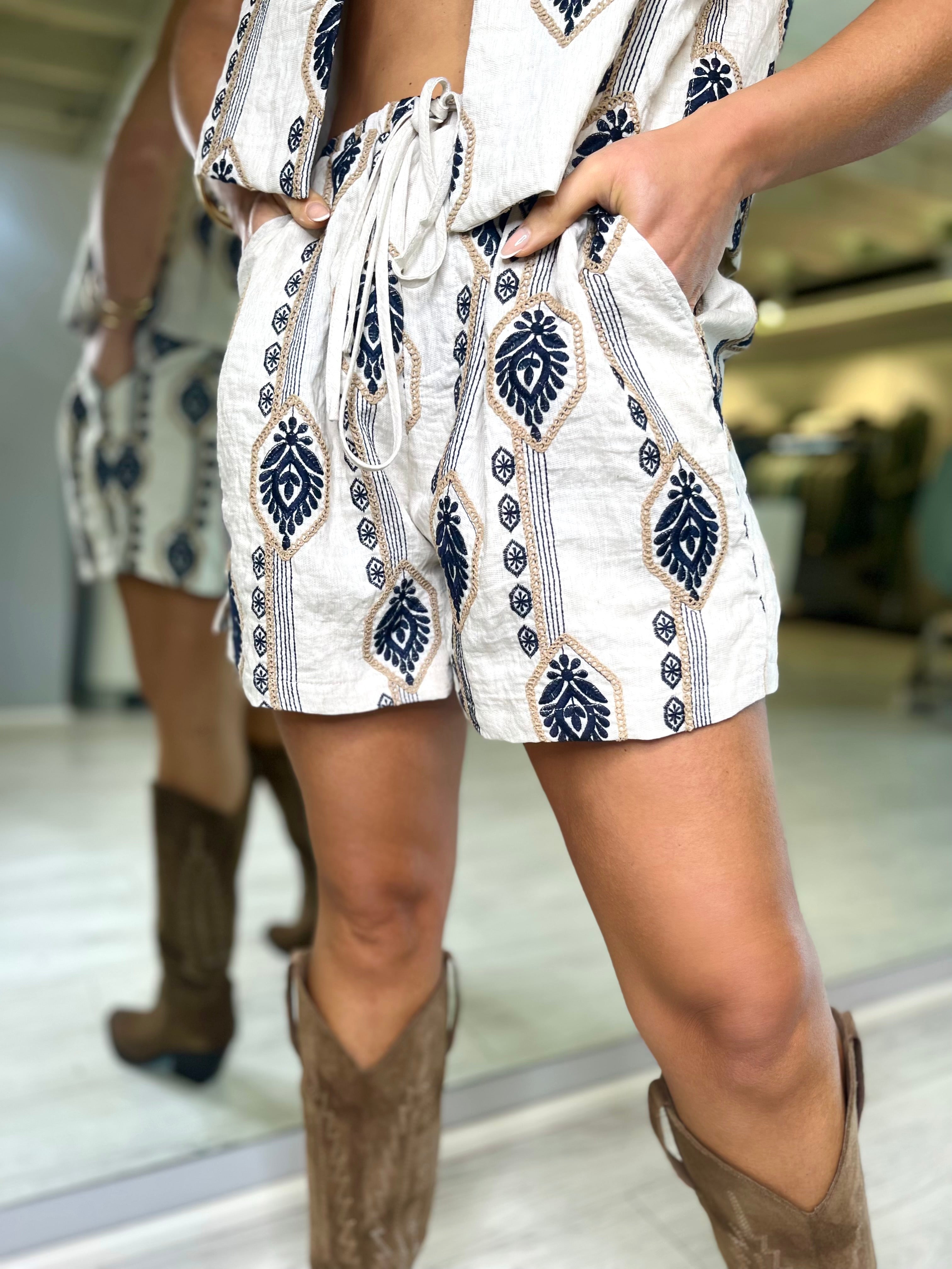 Shorts con ricami beige