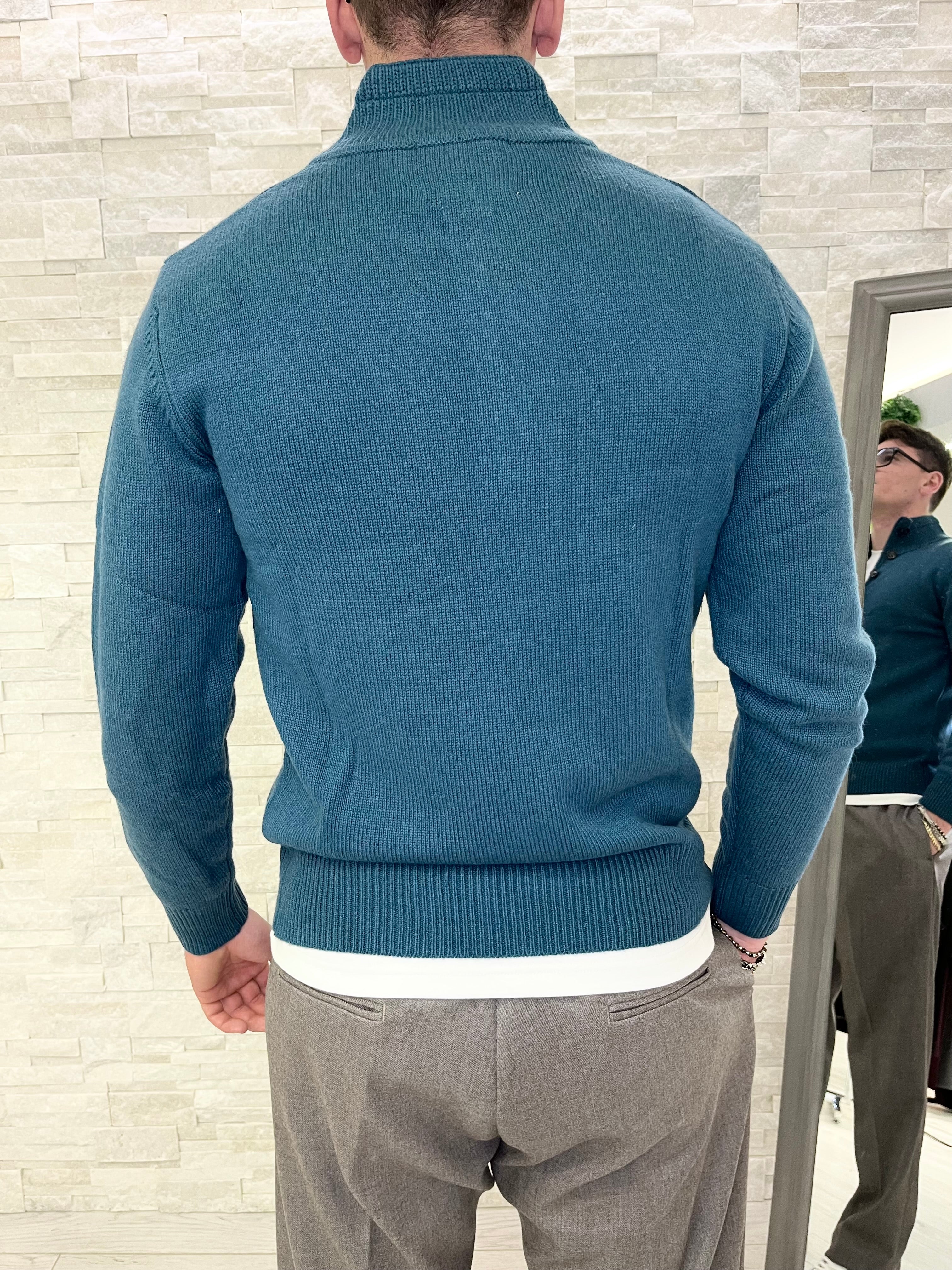 Maglia a collo imbuto con bottoni e zip