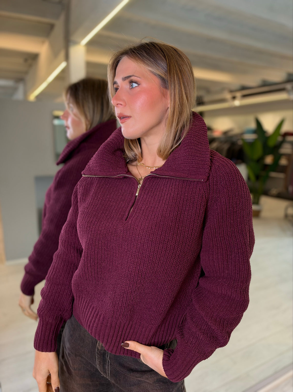 Maglia bordeaux con collo alto