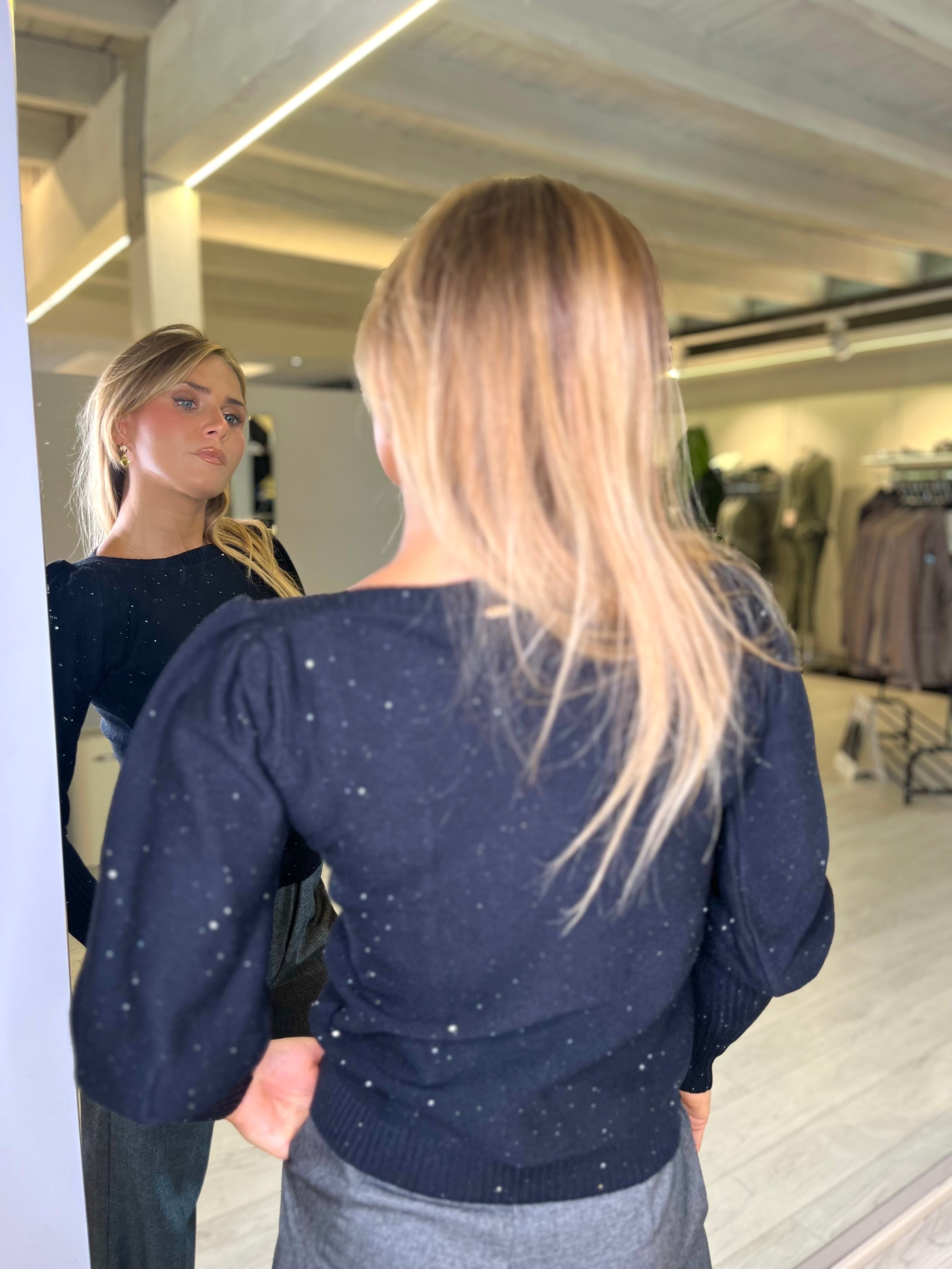 Maglia paricollo con micro paillettes
