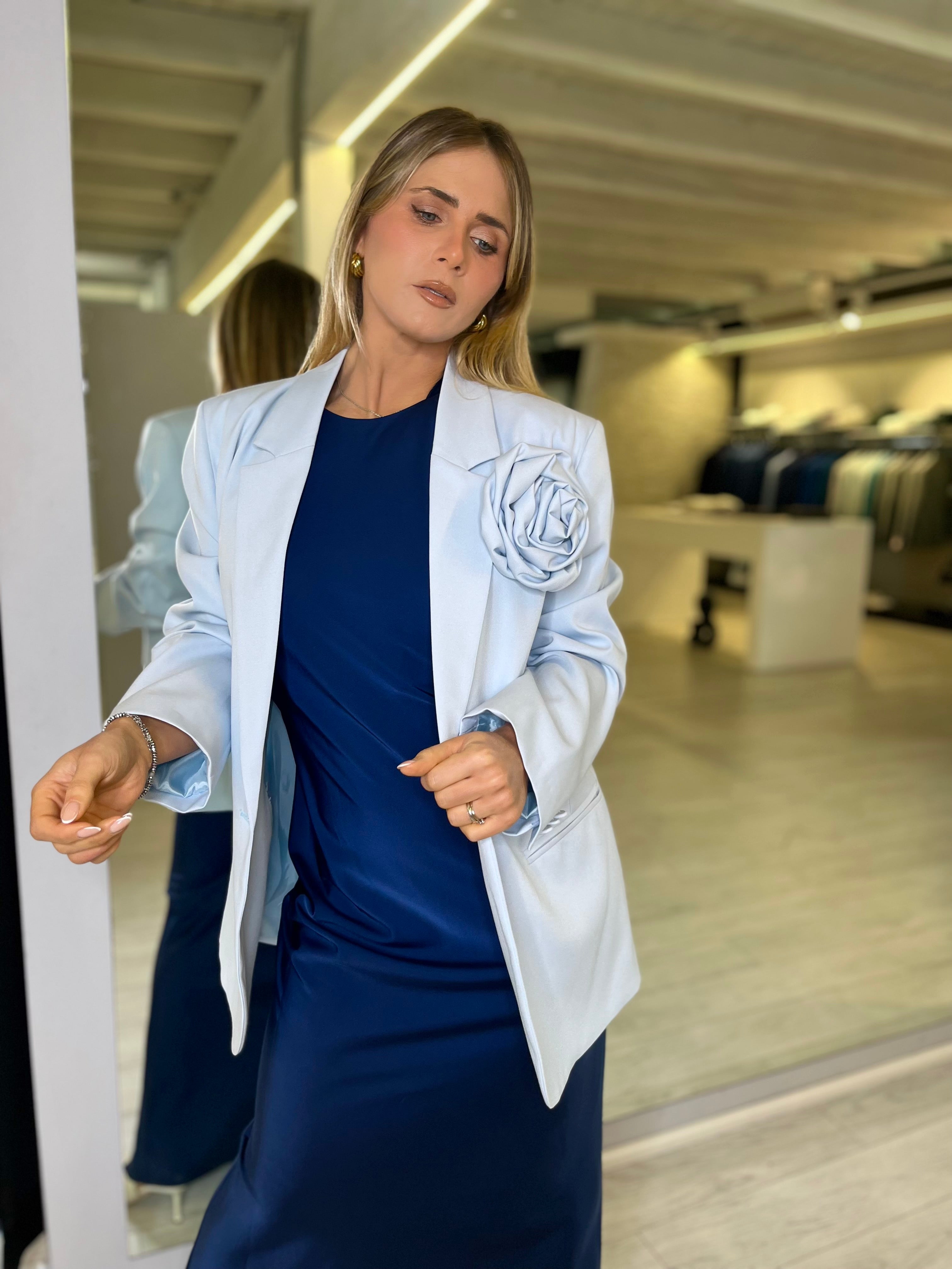 Giacca celeste con spilla fiore