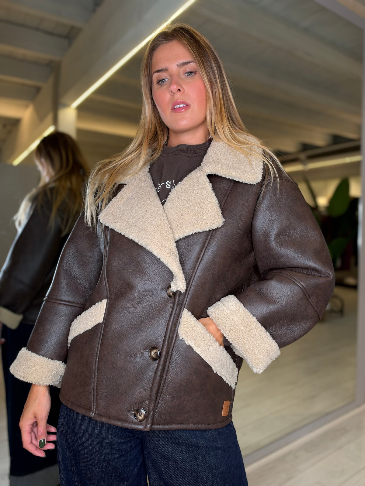 Montone dark brown con inserti in pelo beige