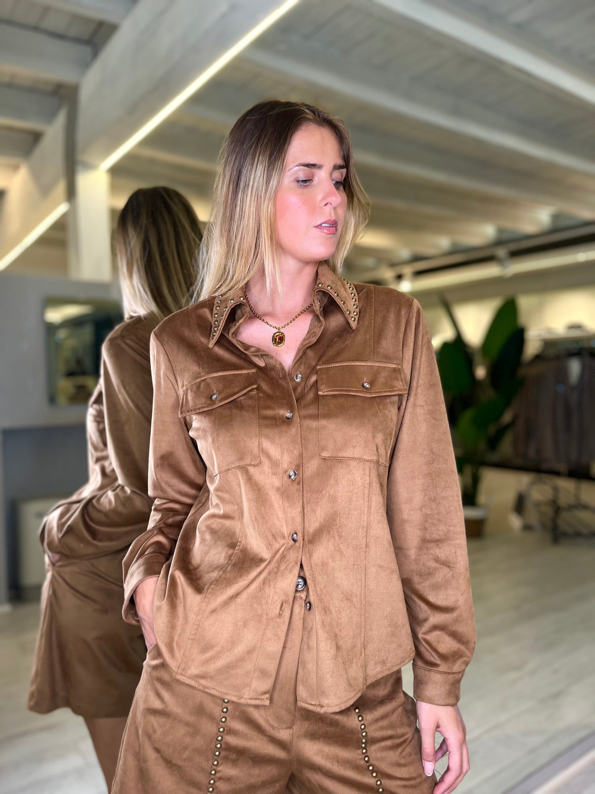 Camicia in suède tabacco