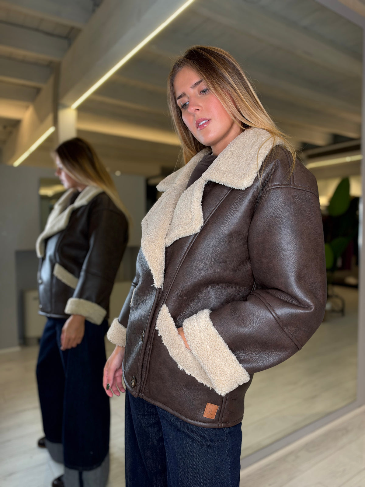 Montone dark brown con inserti in pelo beige