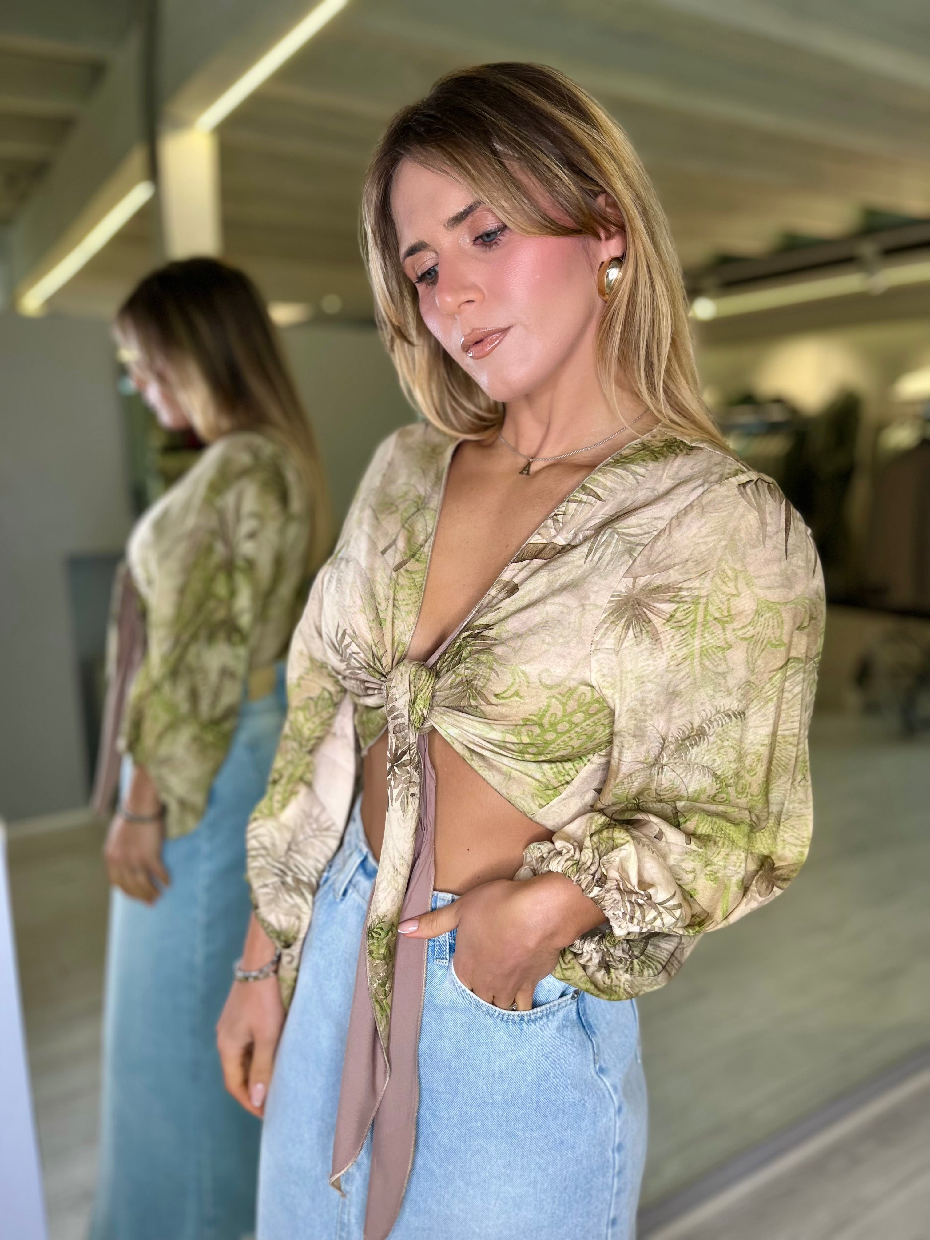 Top  con nodo centrale e manica a sbuffo