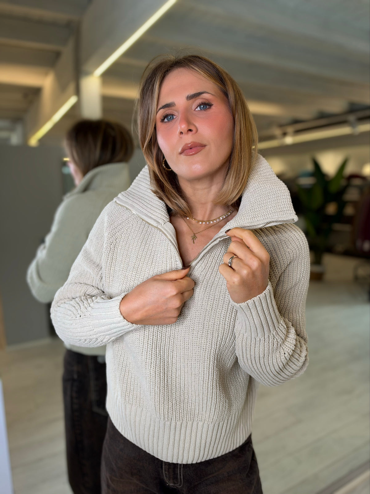 Maglia beige con collo alto
