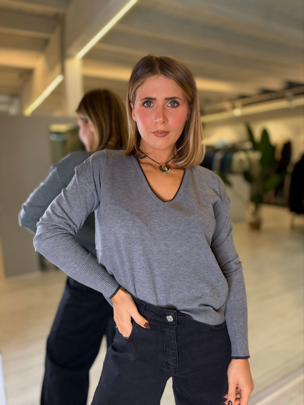 Maglia grigia V in contrasto