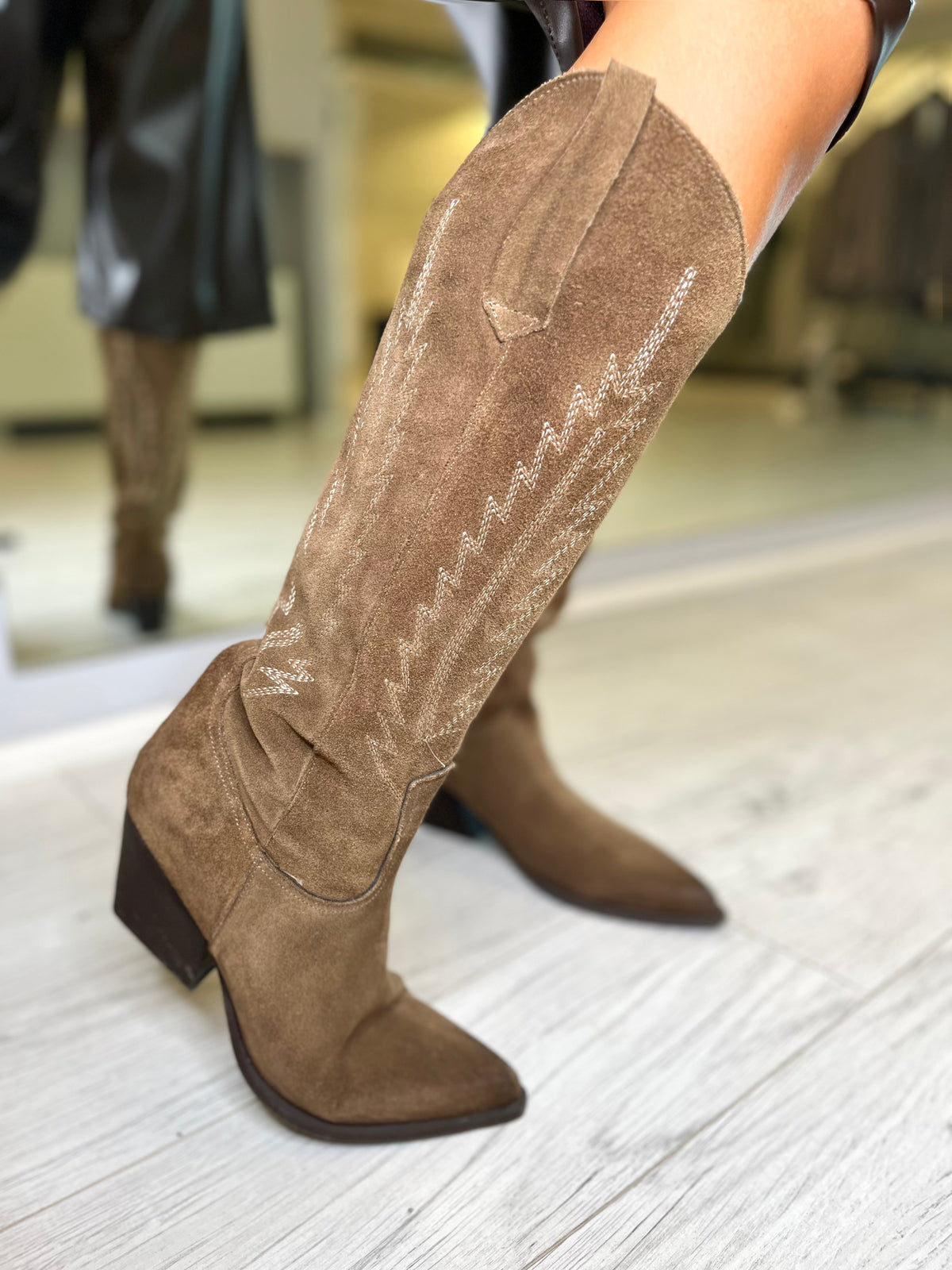 Texano in camoscio taupe