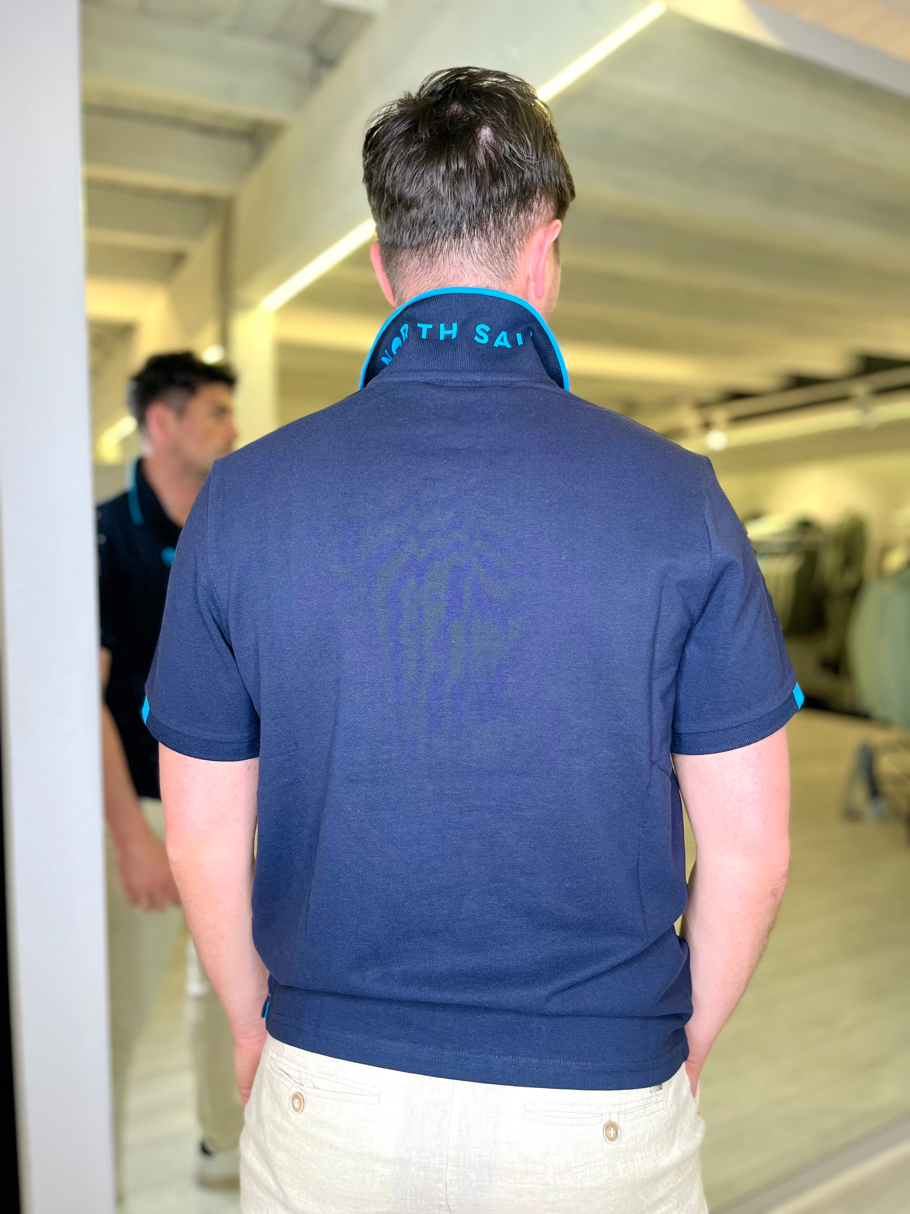 Polo con stampa sul retro del collo