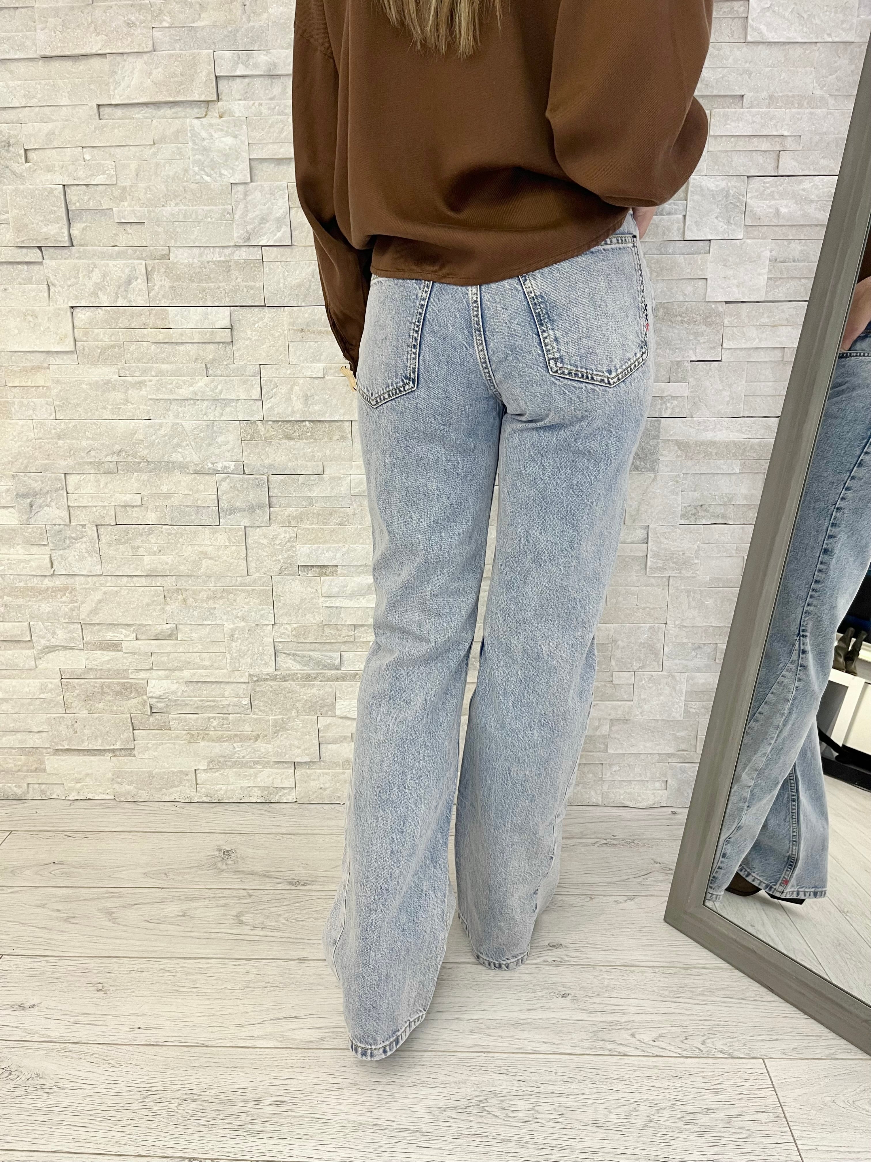 Jeans azzurro modello bootcut