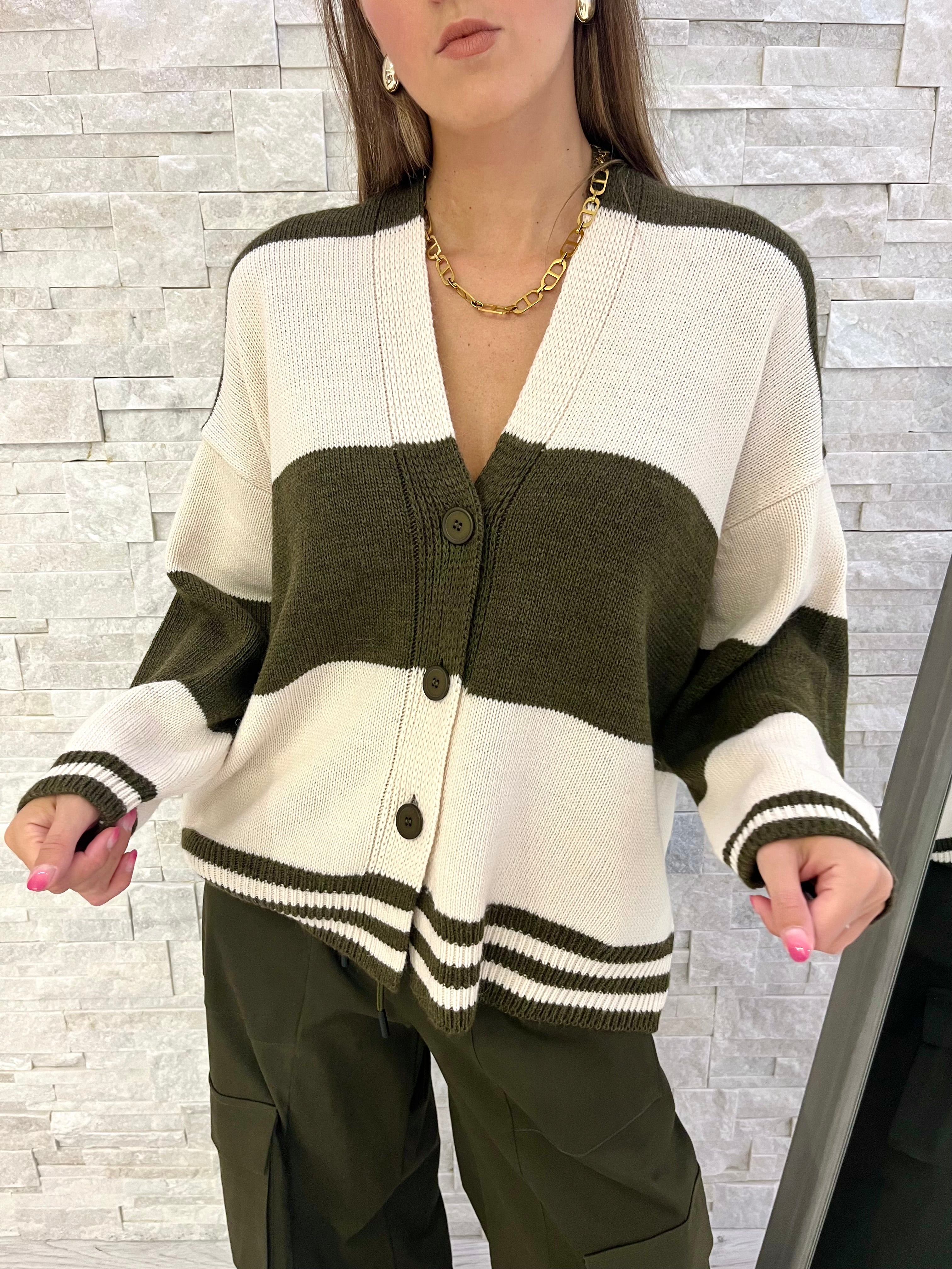 Cardigan over a righe teddy
