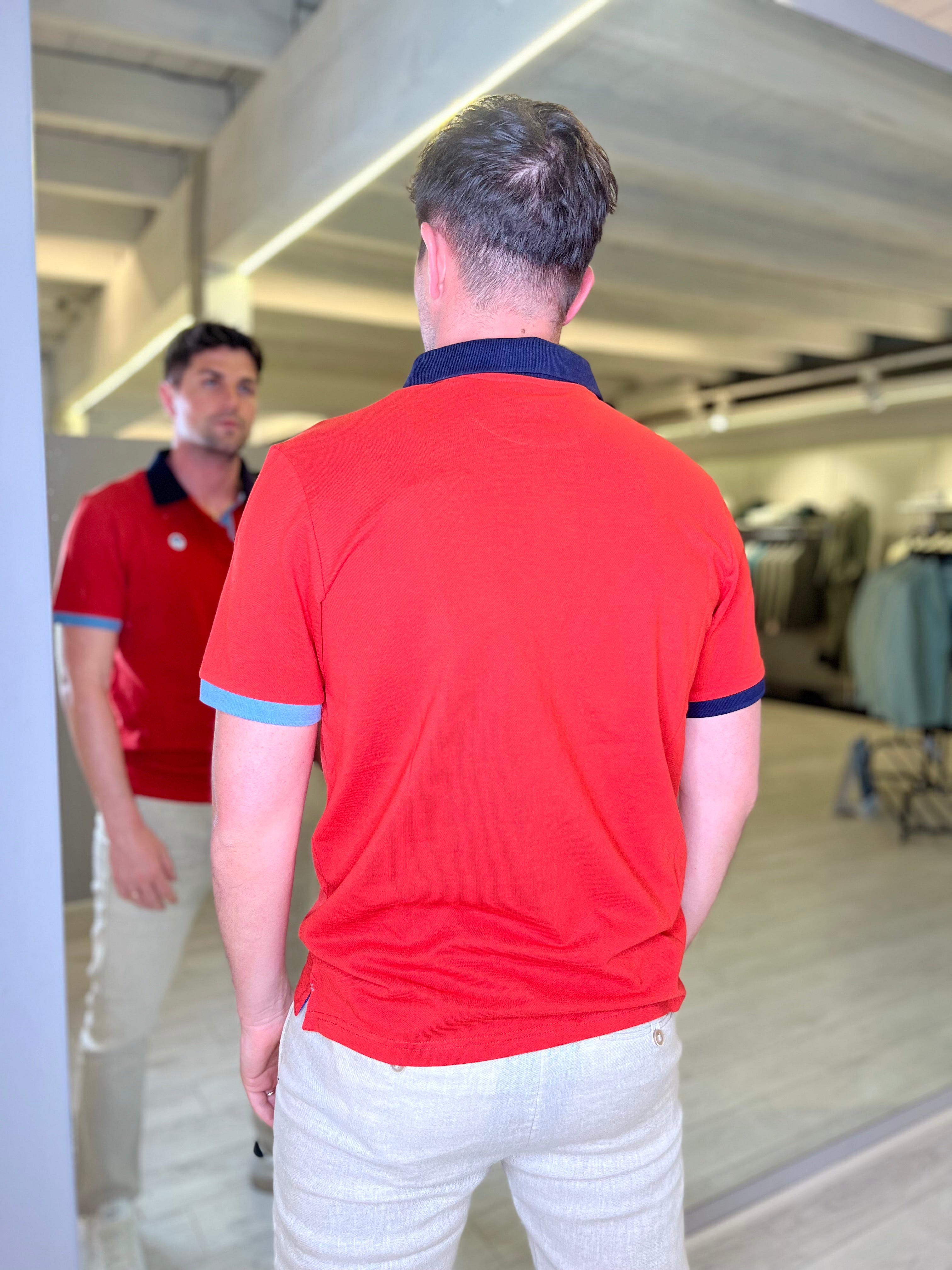 Polo con stampa sul retro del collo