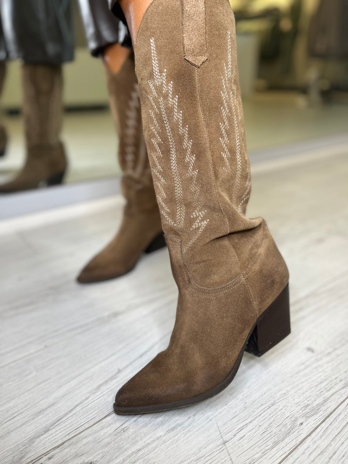 Texano in camoscio taupe