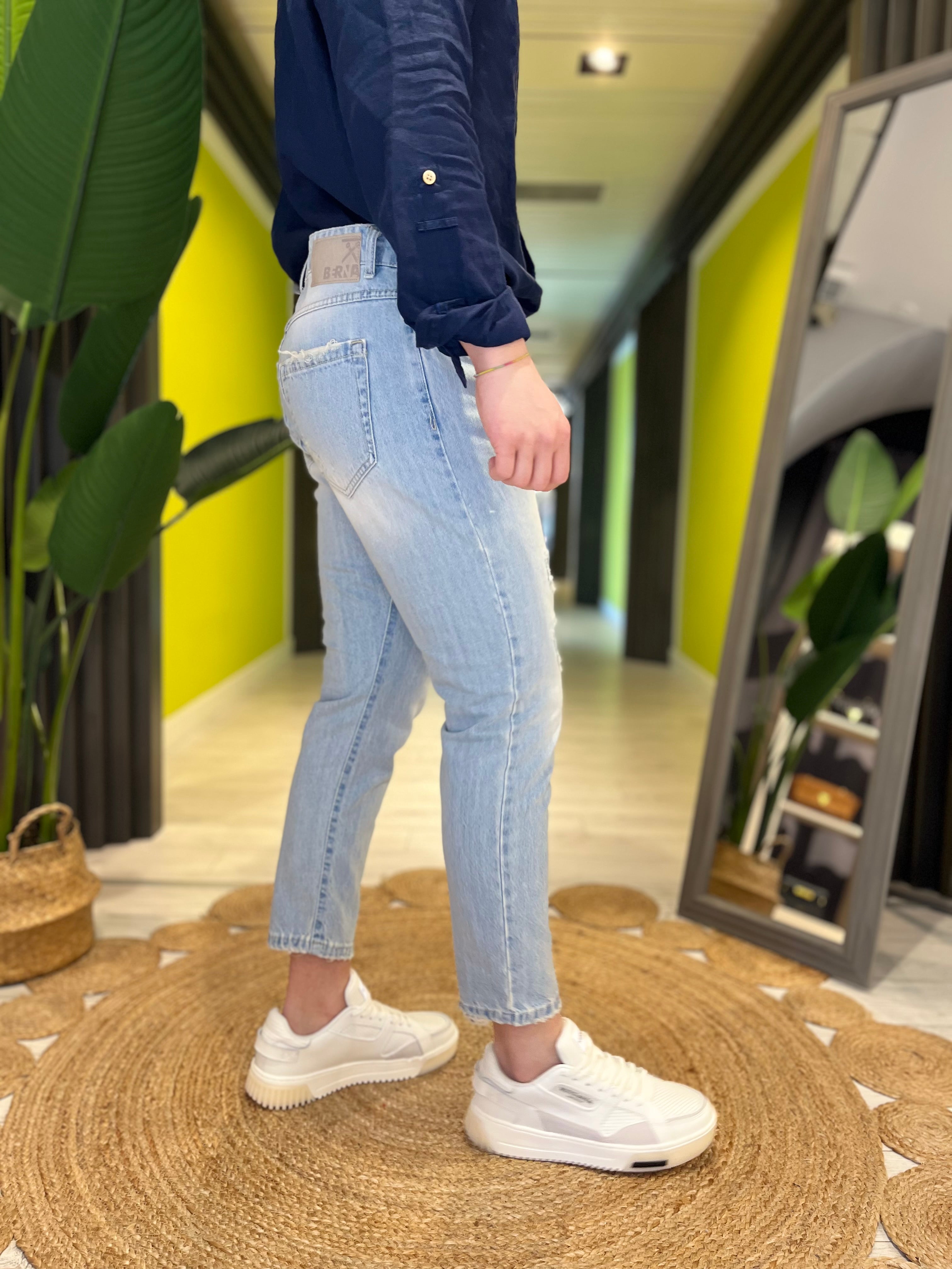 Jeans denim bleached con rotture