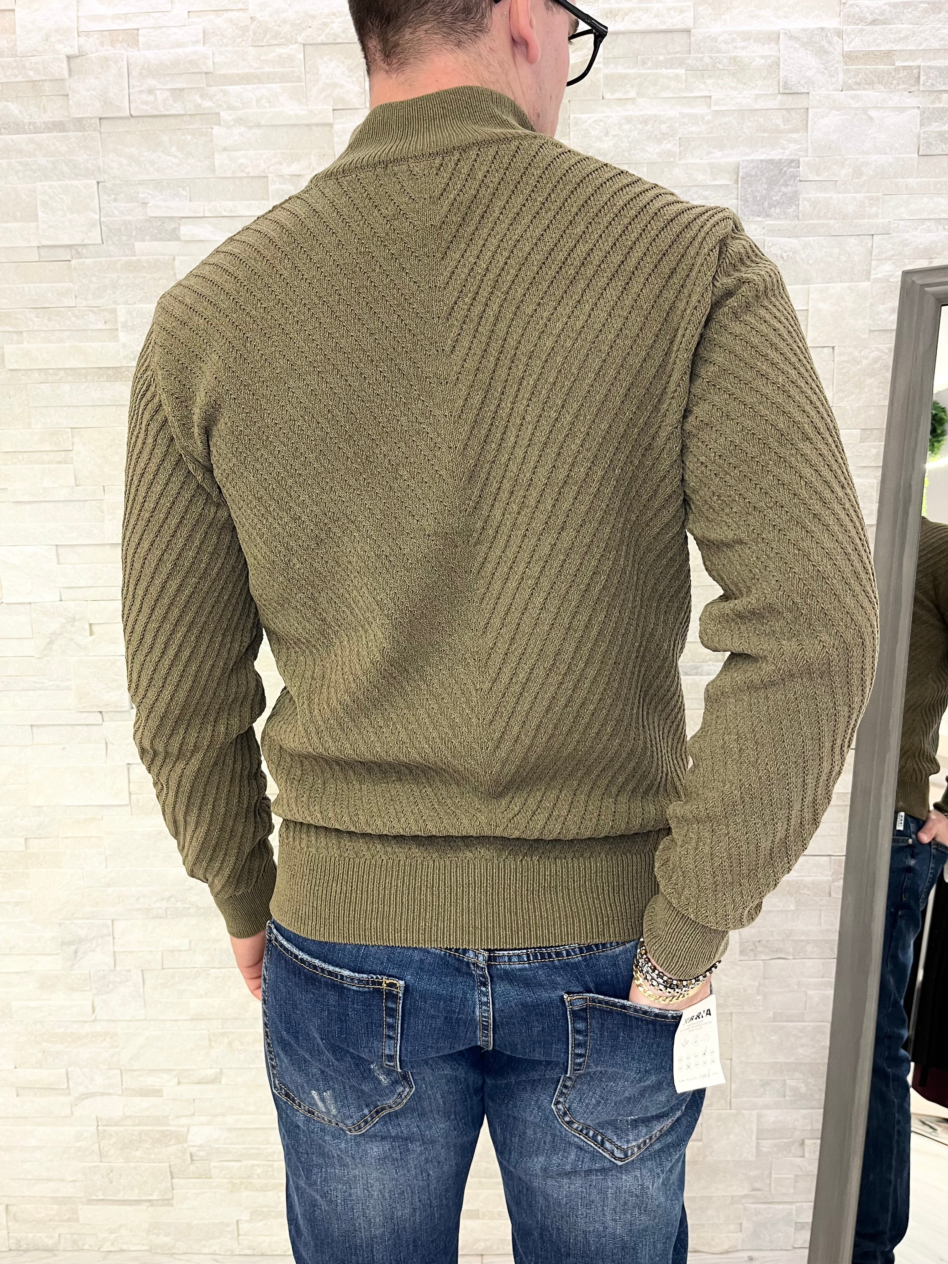 Maglia a coste diagonali con collo a zip