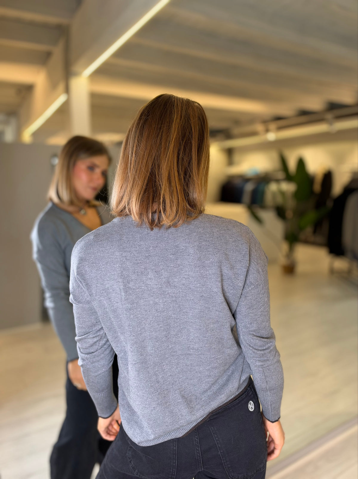 Maglia grigia V in contrasto