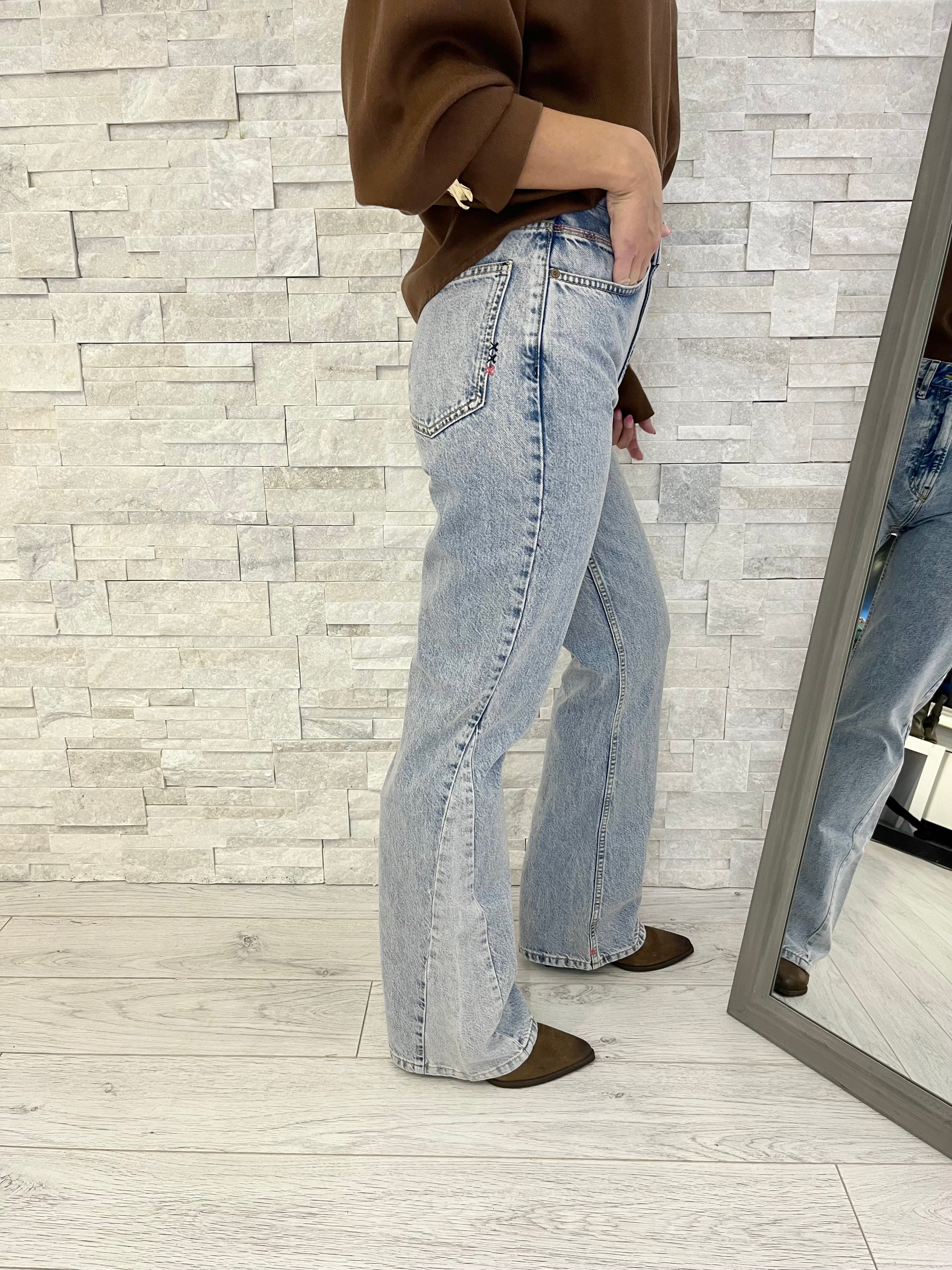 Jeans azzurro modello bootcut