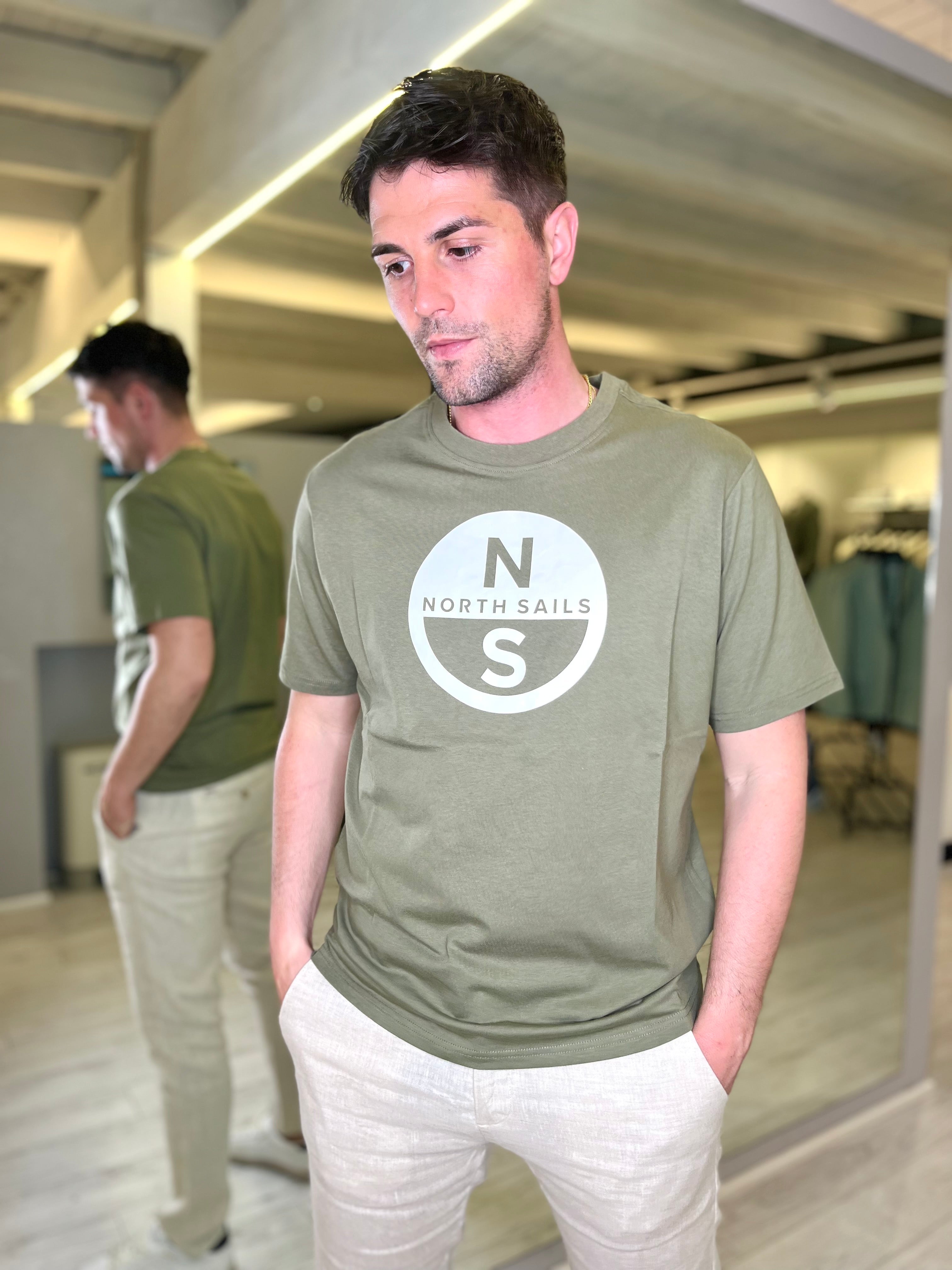 T-shirt con maxi logo