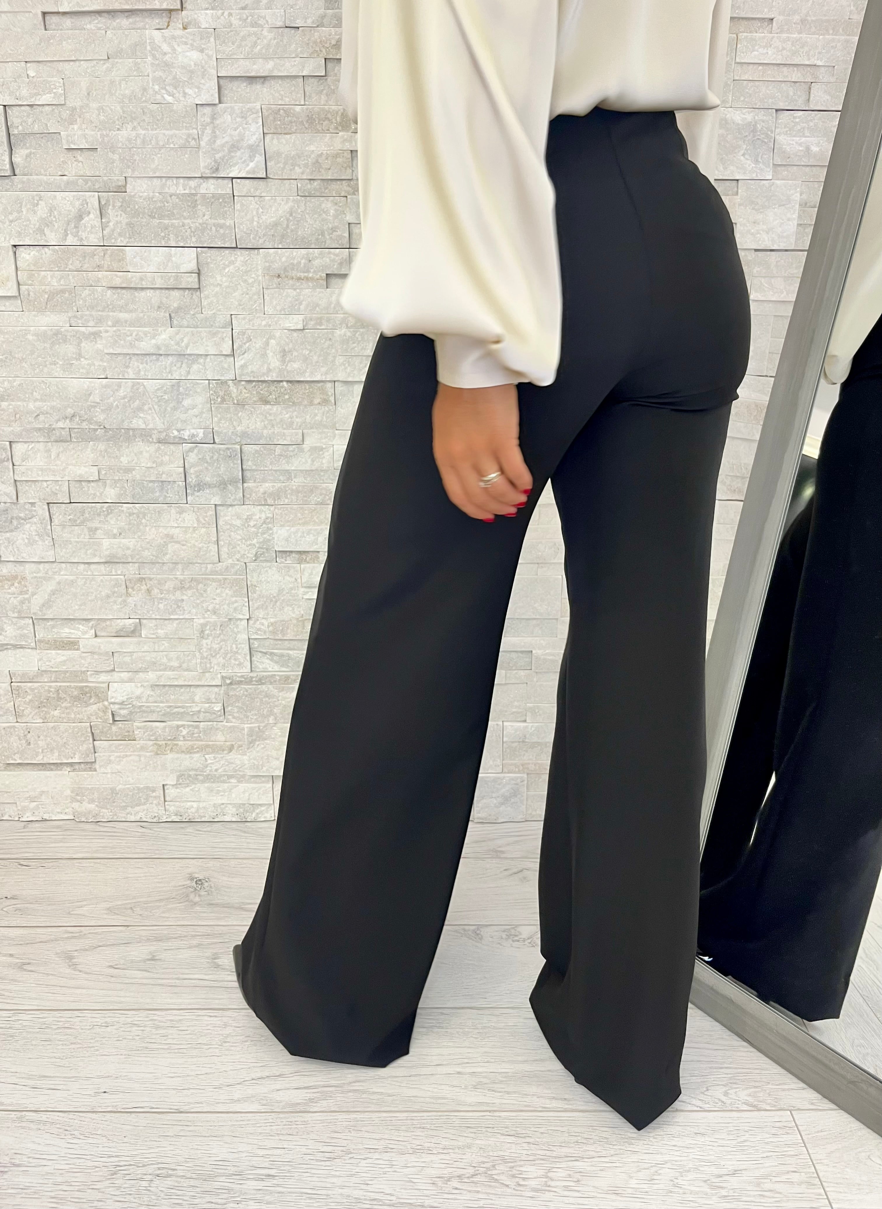 Pantaloni neri a palazzo con maxi spacco