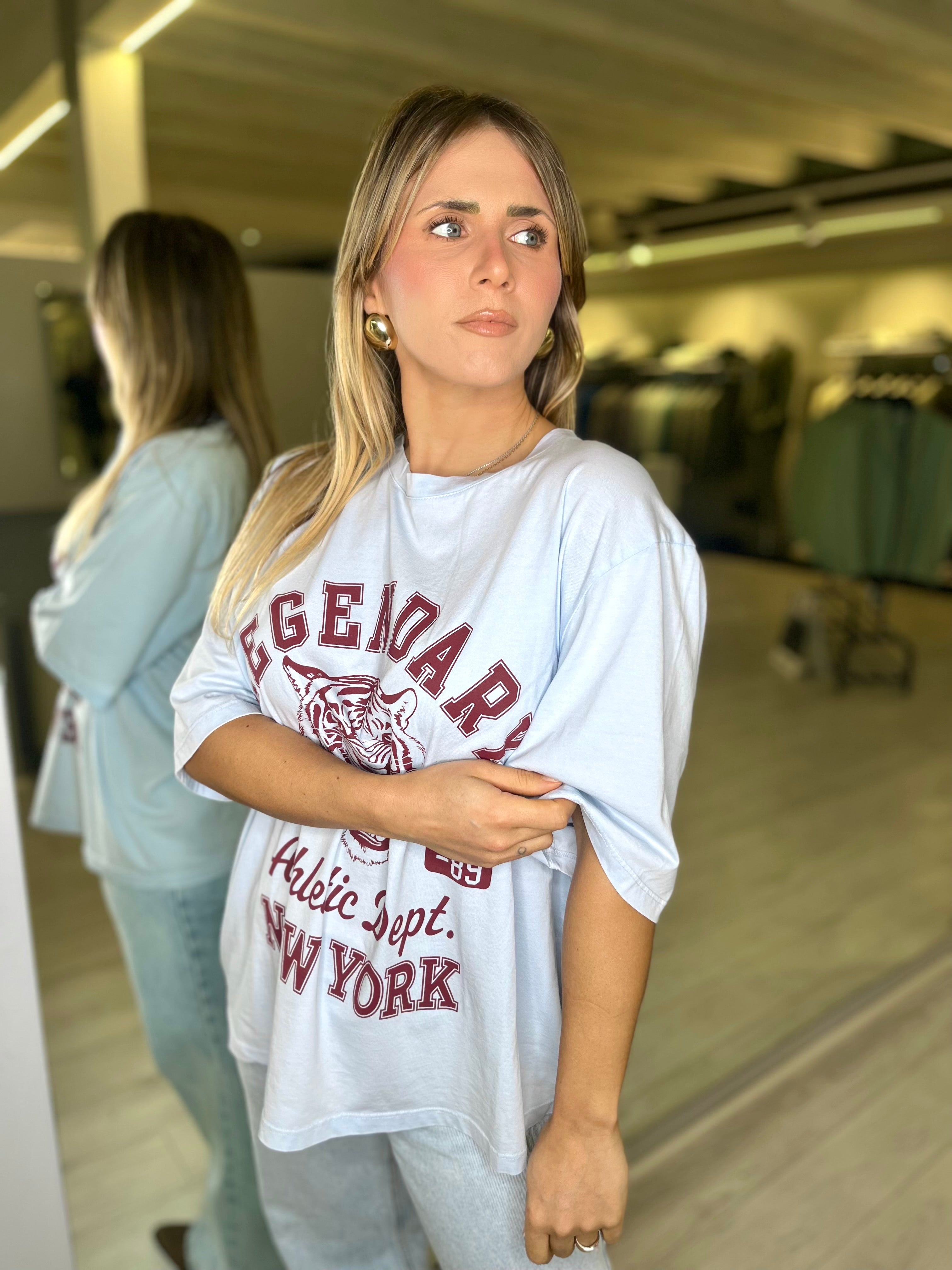 T-shirt over con scritta