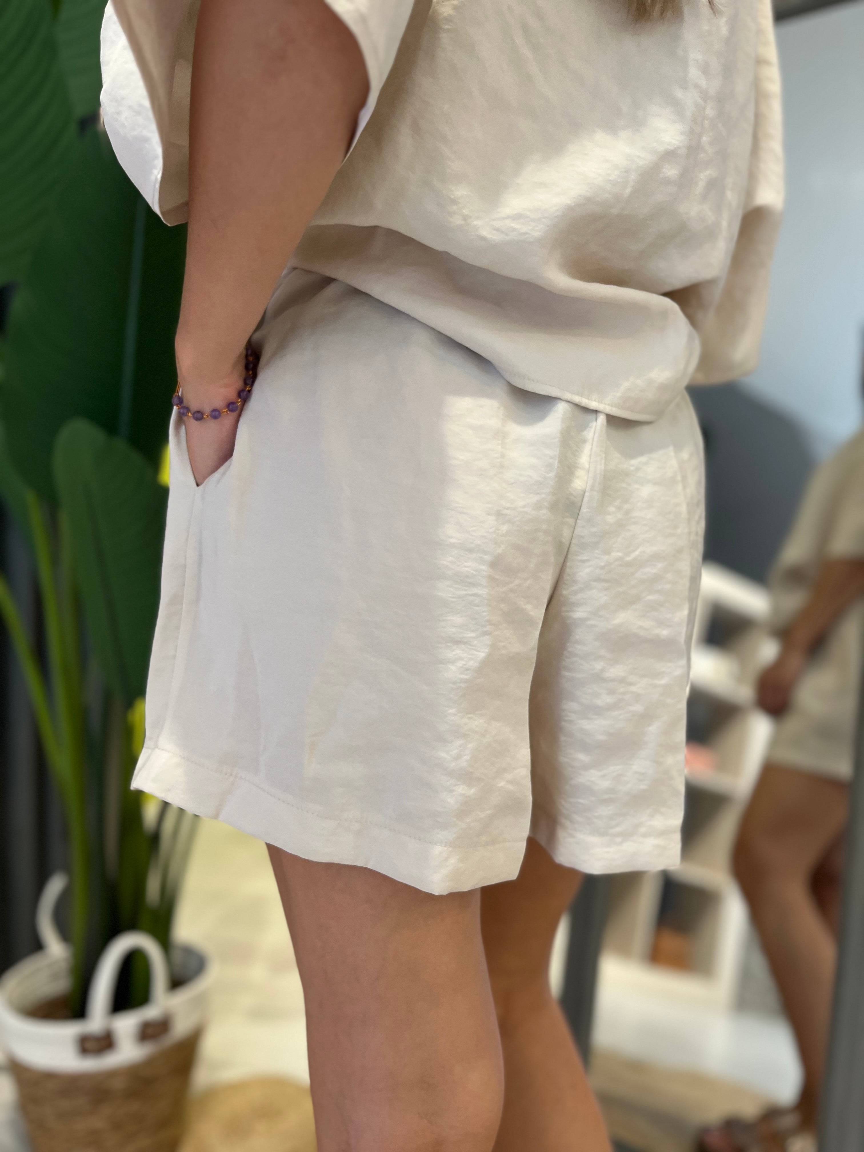 Shorts con elastico in vita beige