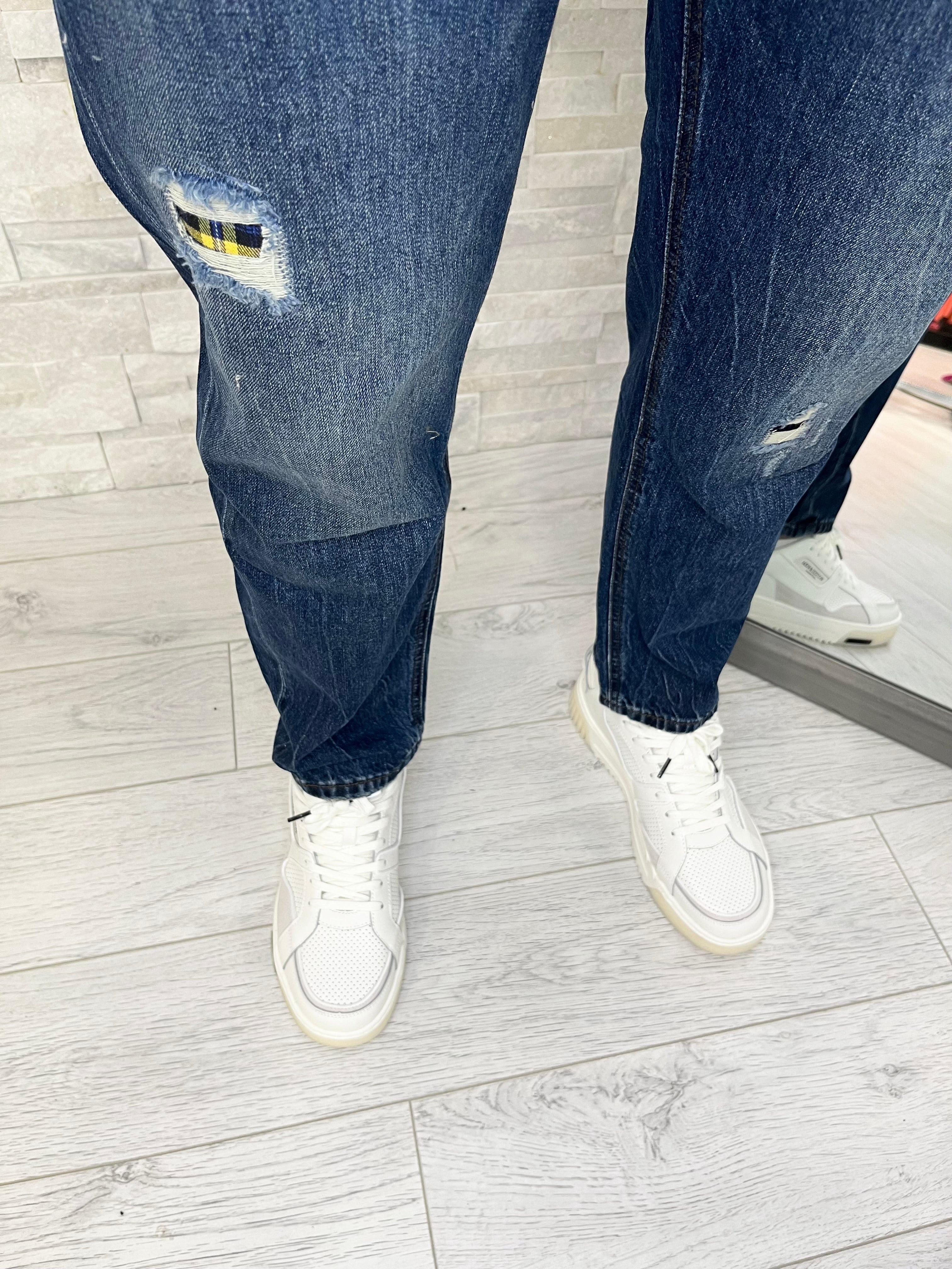 Jeans carrot cropped con strappi