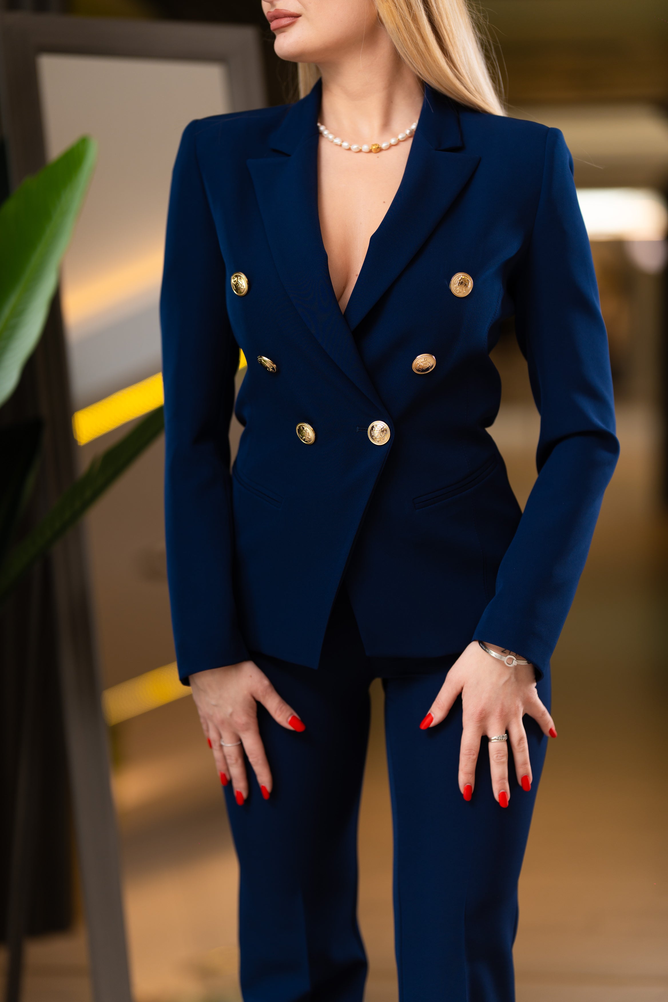 Tailleur sfiancato donna con bottoni oro