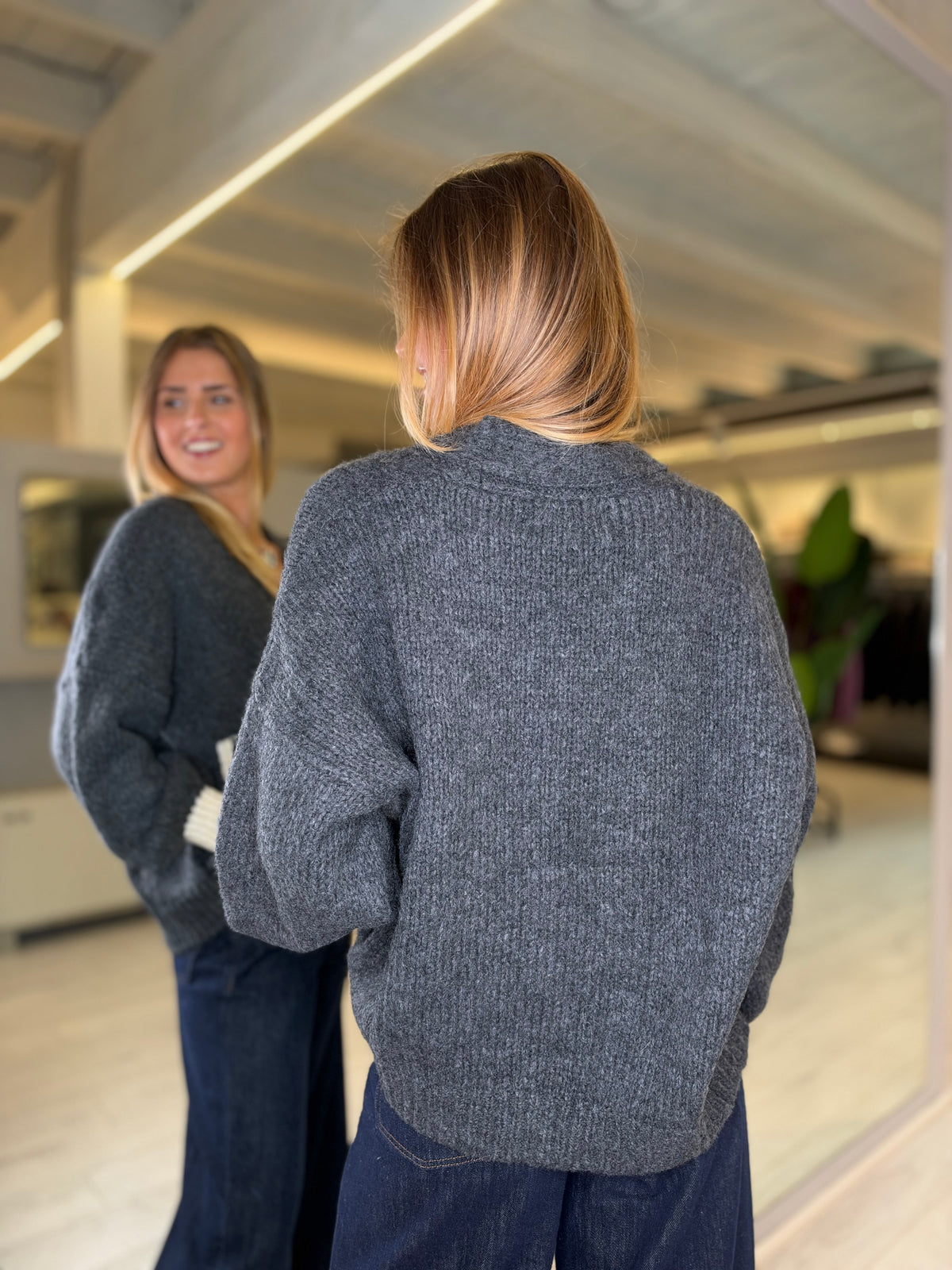 Cardigan antracite con tasche bicolore