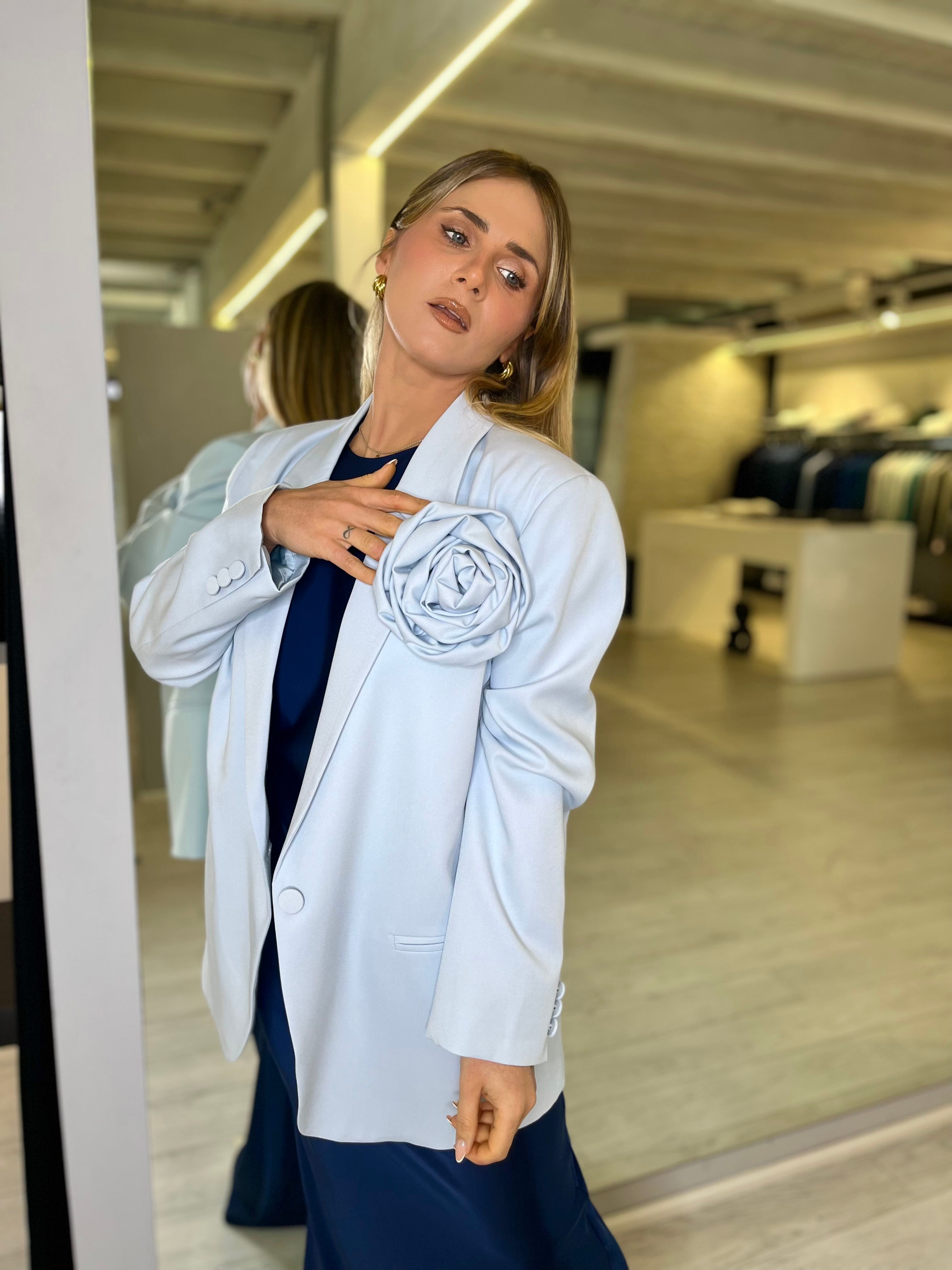 Giacca celeste con spilla fiore