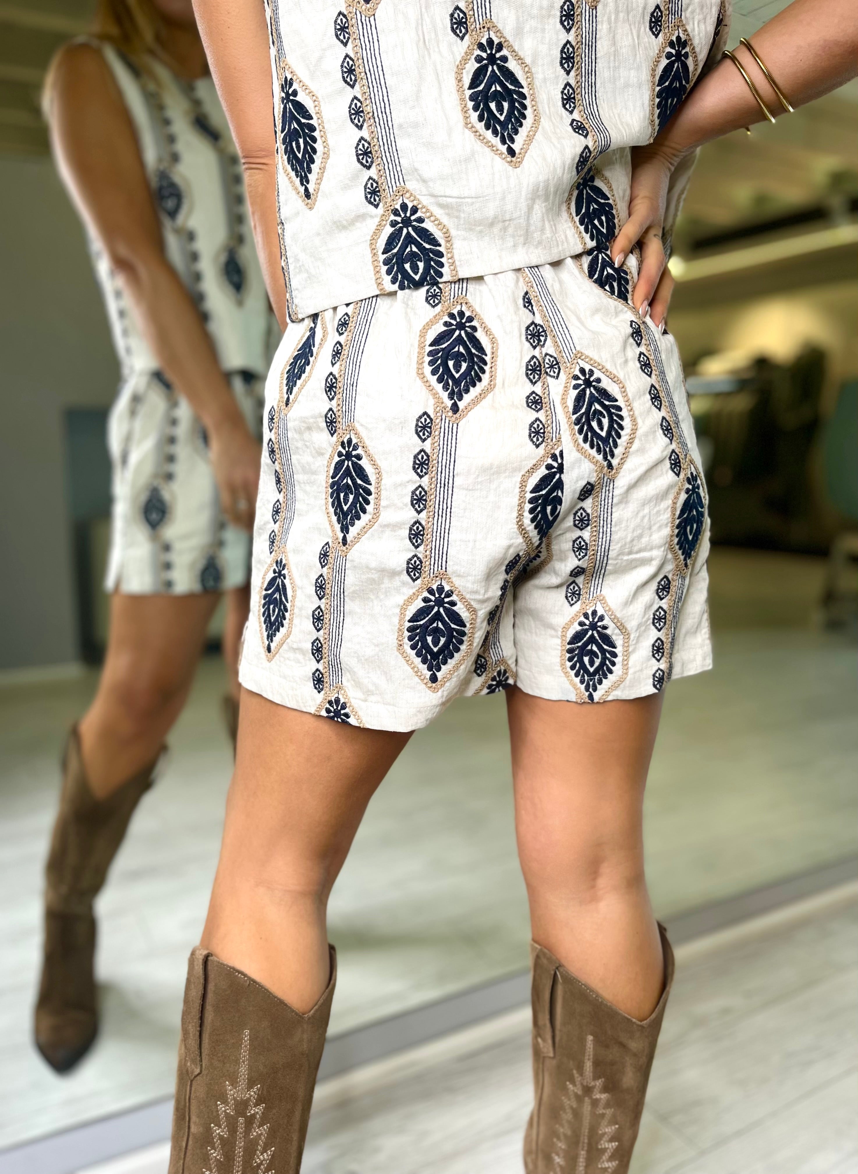 Shorts con ricami beige